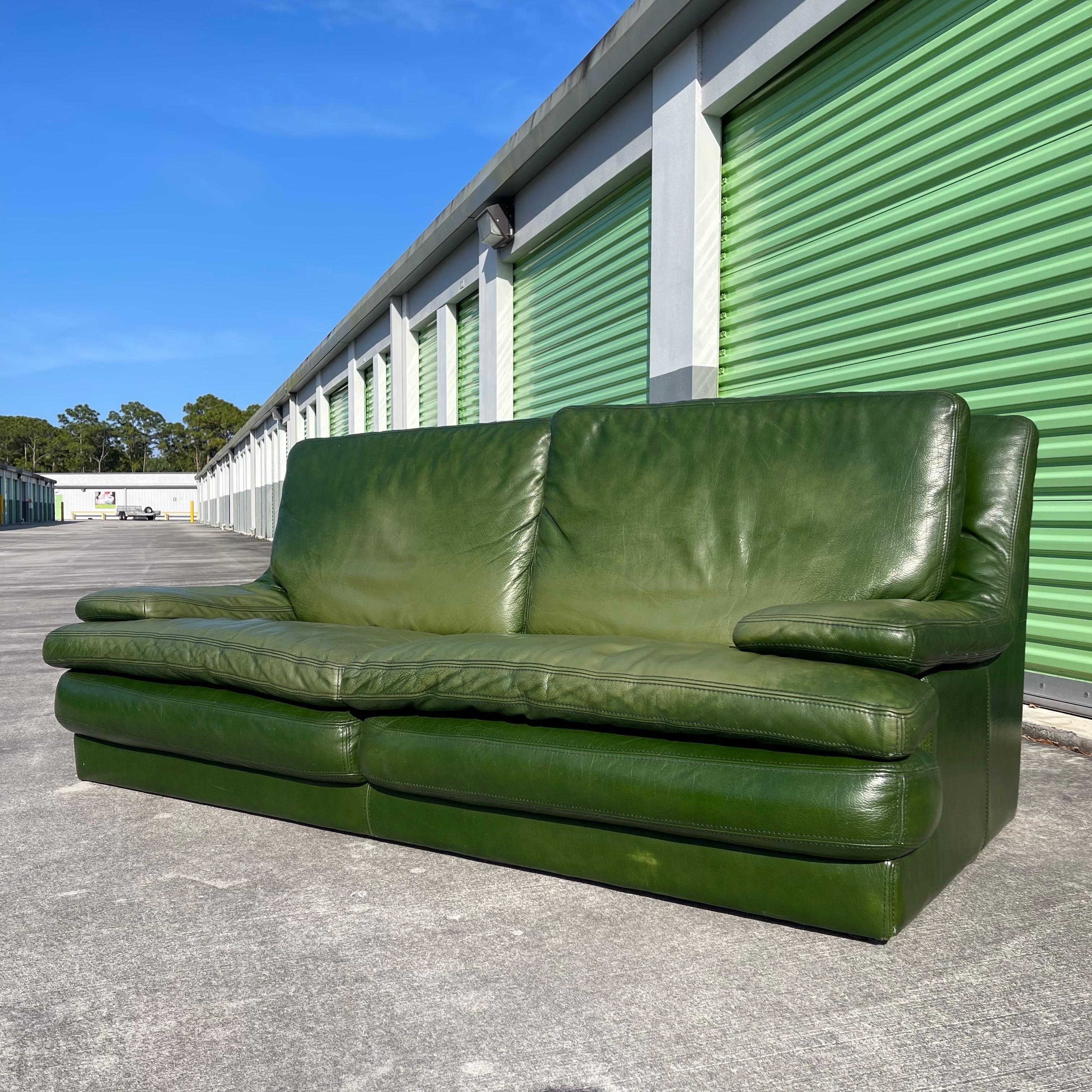 20ième siècle Canapé postmoderne en cuir de buffle vert patiné de Roche Bobois en vente