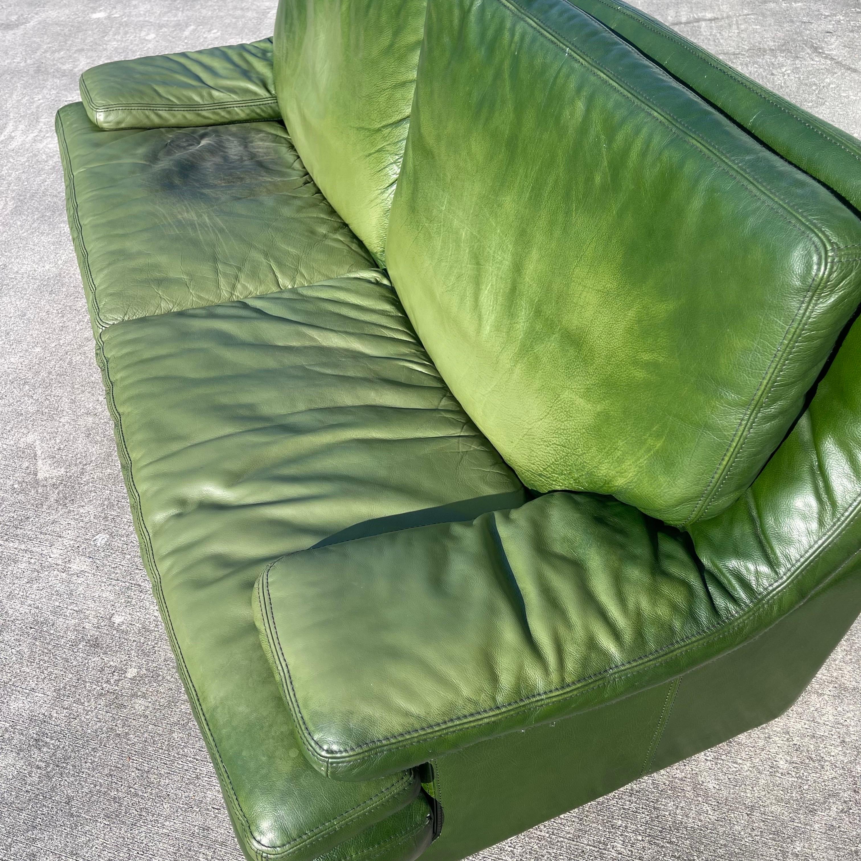 Canapé postmoderne en cuir de buffle vert patiné de Roche Bobois en vente 1