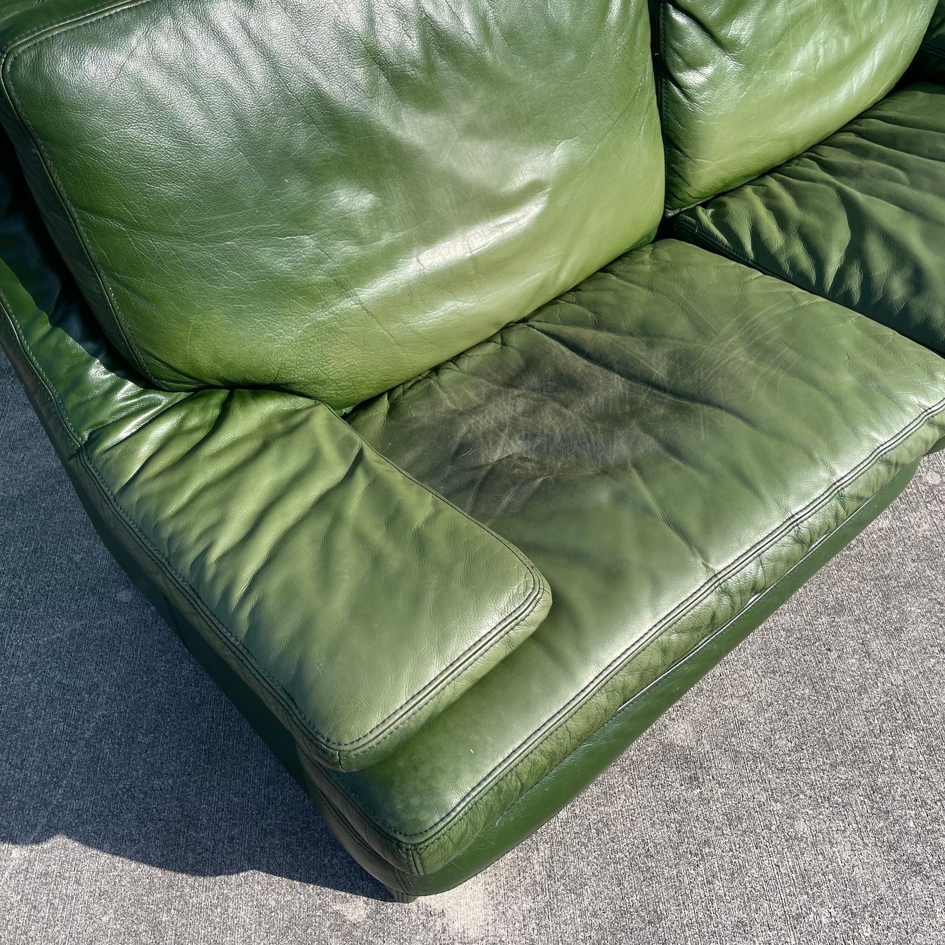 Canapé postmoderne en cuir de buffle vert patiné de Roche Bobois en vente 2
