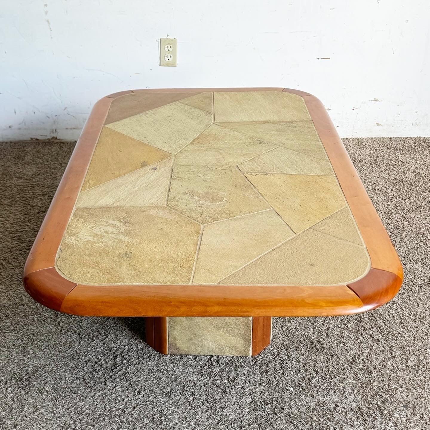 Erleben Sie Eleganz mit einem postmodernen Couchtisch aus Schiefer, inspiriert von Paul Kingma. Mit seinen sorgfältig gefertigten Schieferplatten und geometrischen Mustern verbindet dieser Couchtisch natürliche Materialien mit zeitgenössischem