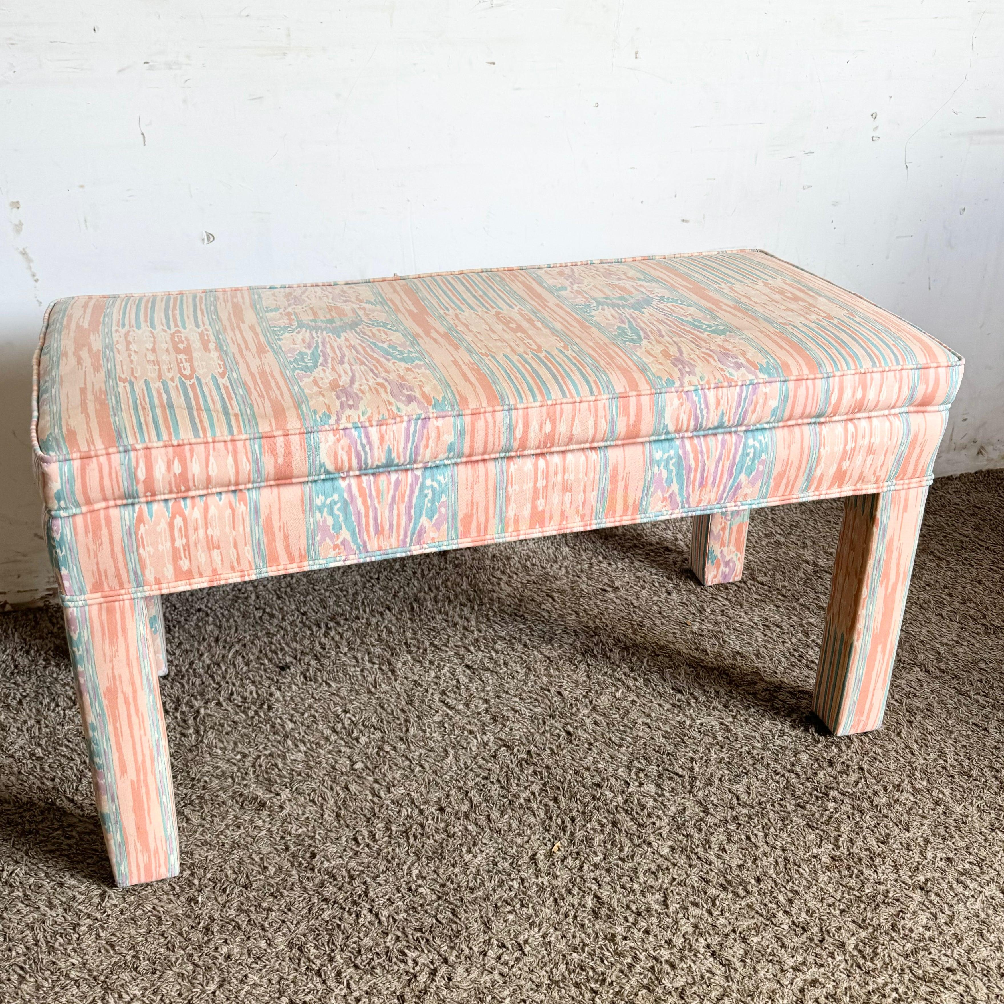 Panca Parsons postmoderna color pesca, viola e blu, perfetta per aggiungere stile colorato e comfort a interni moderni o eclettici.
 
 Alcune macchie e scolorimenti sul tessuto come mostrato nelle foto. Vendiamo tutti gli articoli nelle condizioni