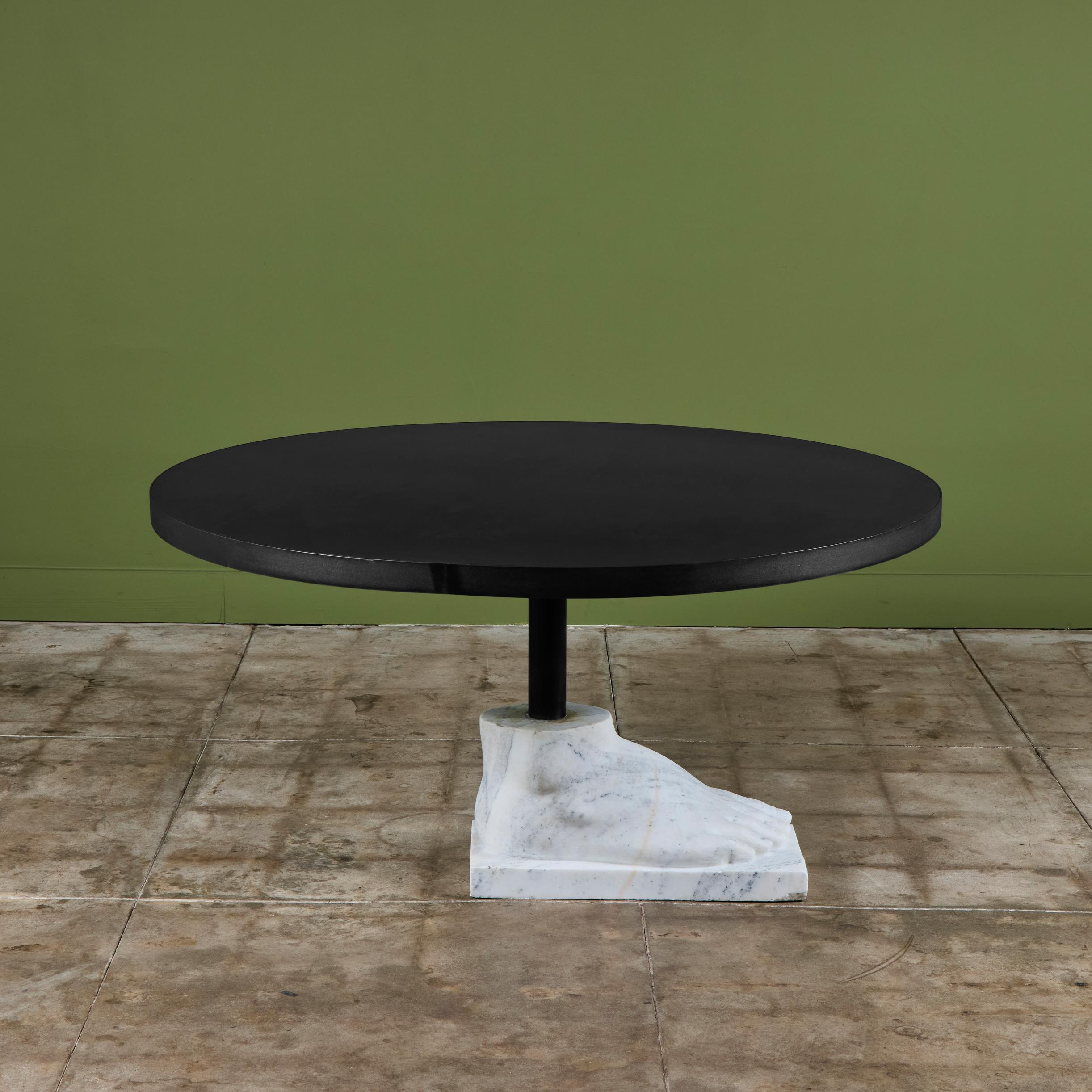 Table de salle à manger postmoderne avec base à pieds en marbre en vente 2
