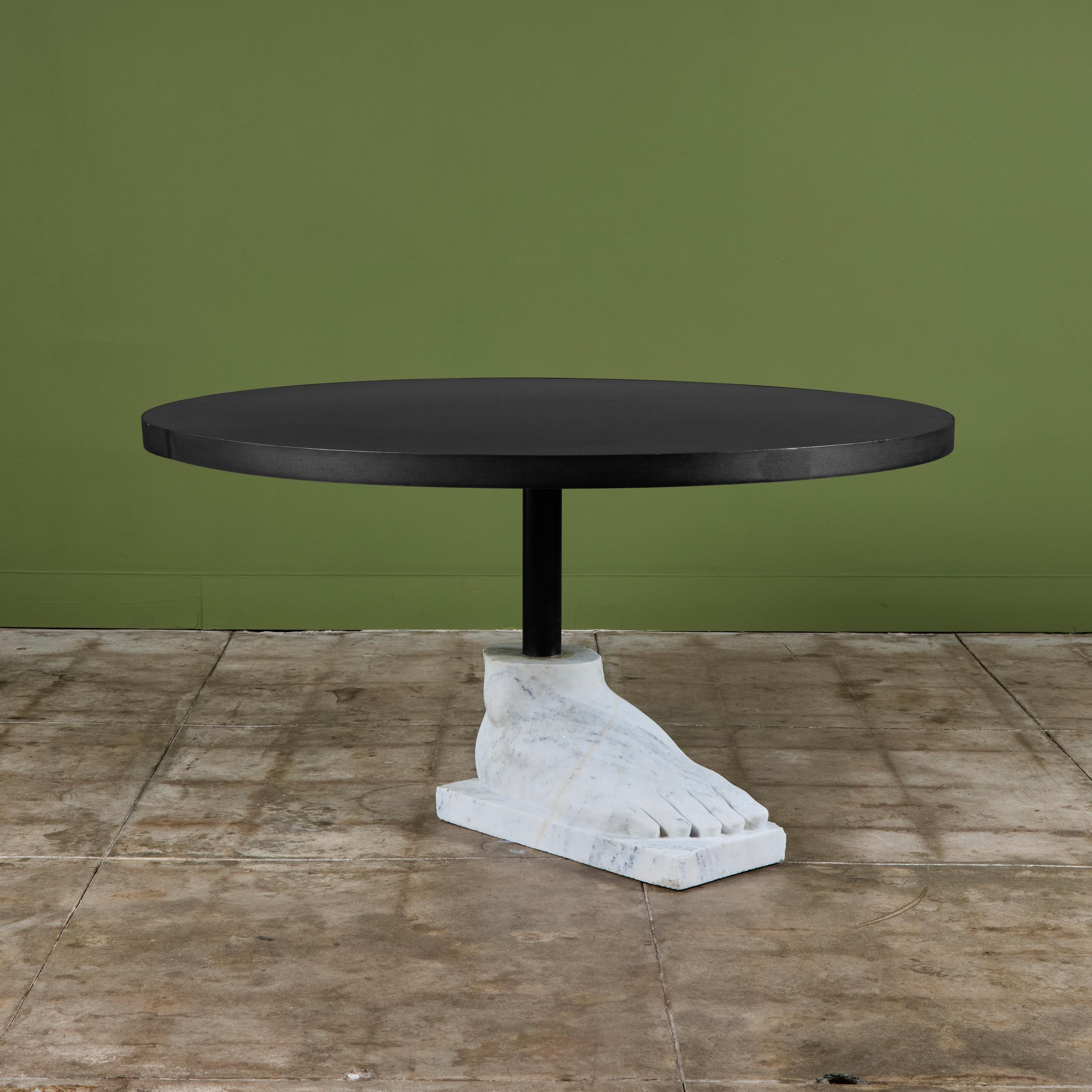 Table de salle à manger postmoderne avec base à pieds en marbre en vente 3
