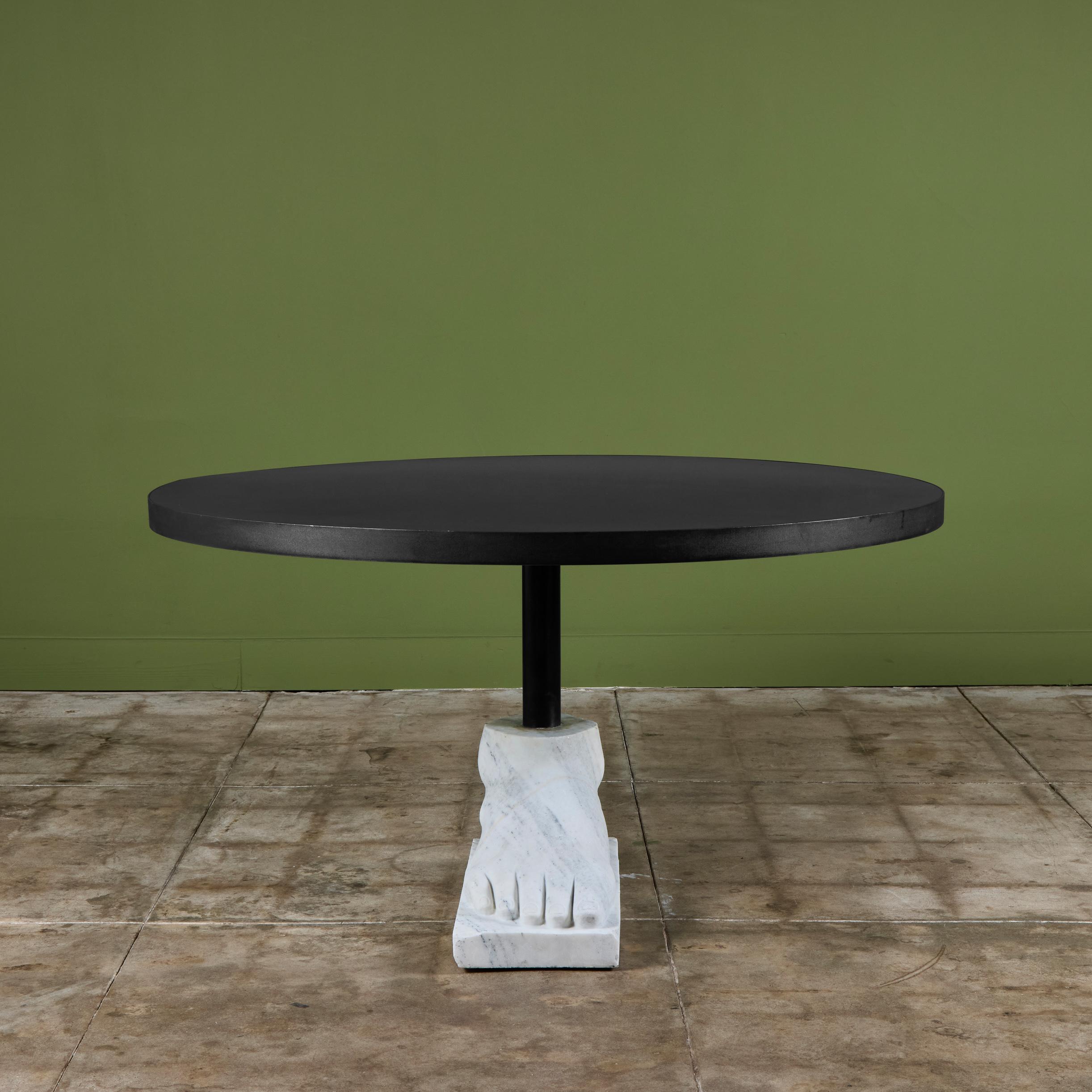 Table de salle à manger postmoderne avec base à pieds en marbre en vente 4