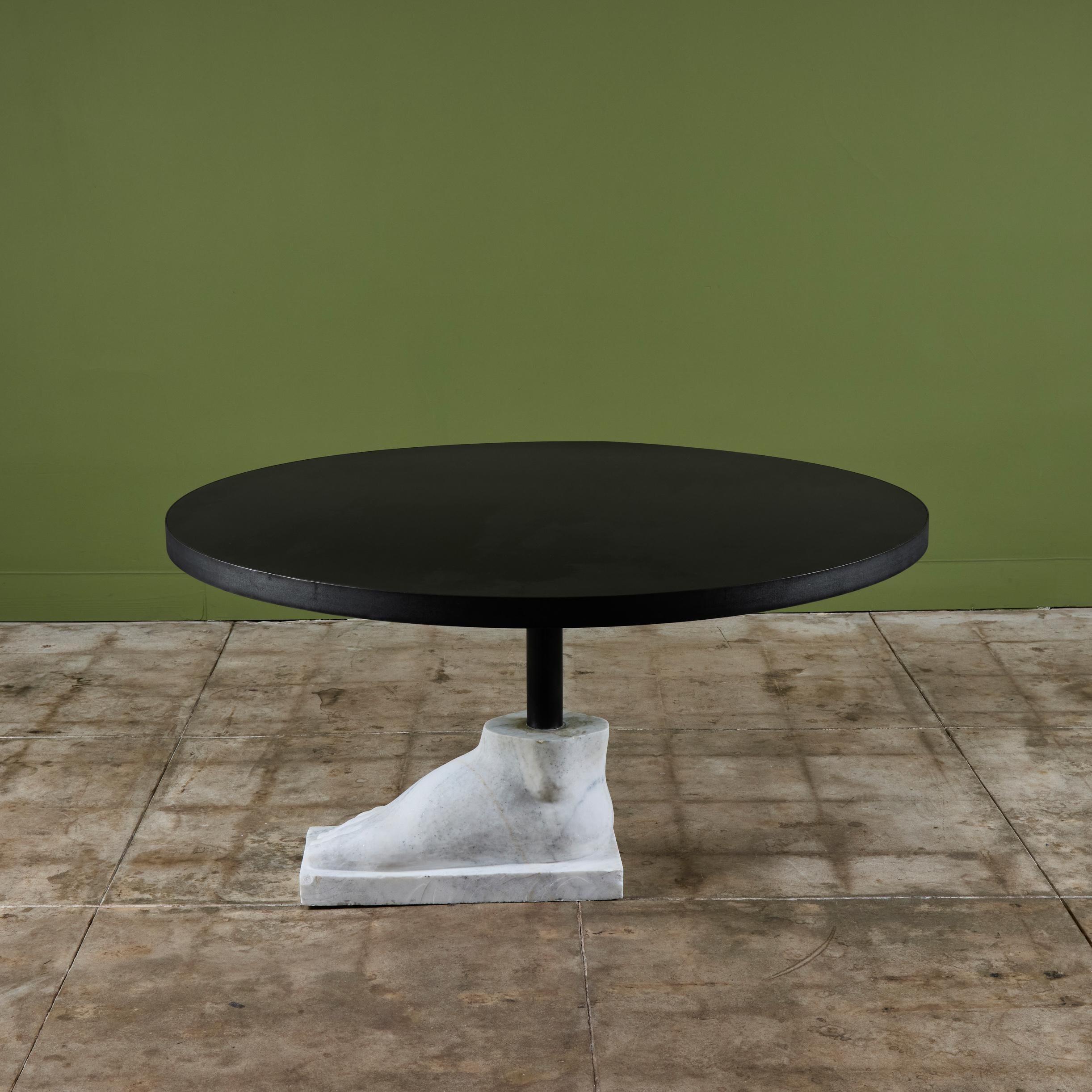 Table de salle à manger postmoderne avec base à pieds en marbre en vente 5