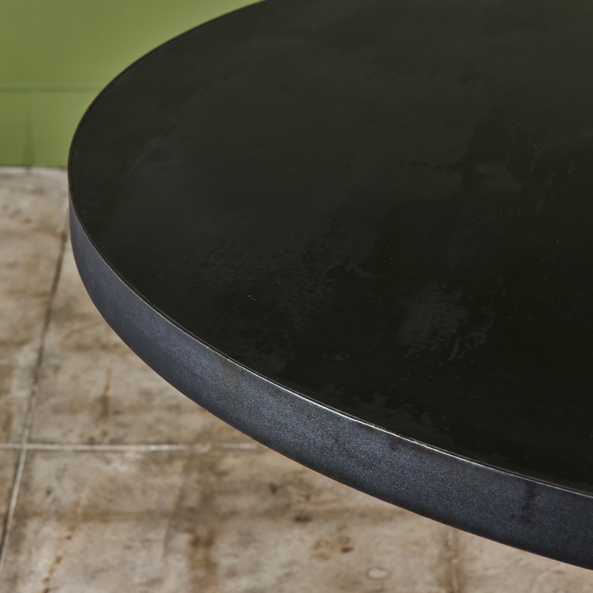 Table de salle à manger postmoderne avec base à pieds en marbre en vente 6