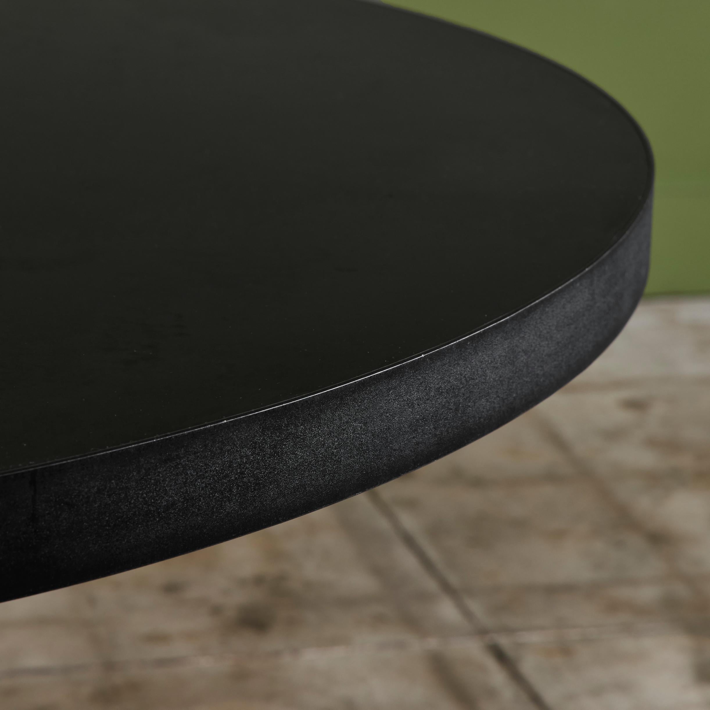 Table de salle à manger postmoderne avec base à pieds en marbre en vente 7