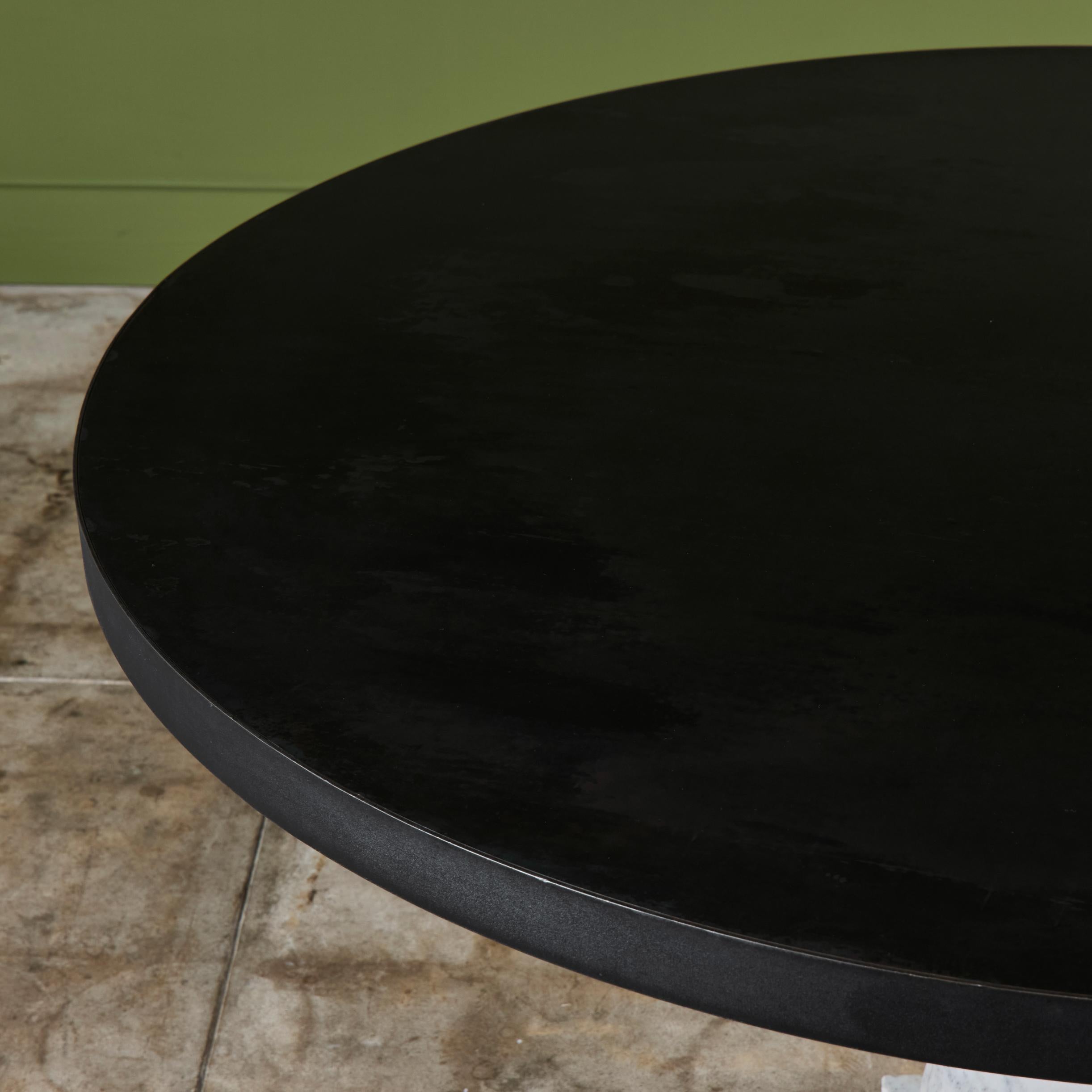 Table de salle à manger postmoderne avec base à pieds en marbre en vente 8