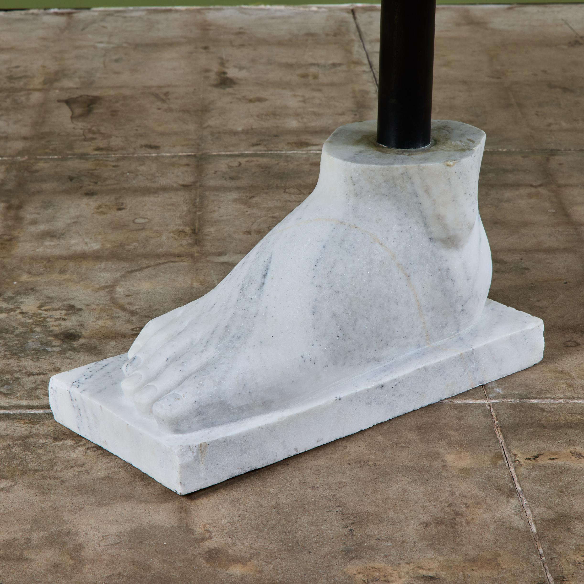 Table de salle à manger postmoderne avec base à pieds en marbre en vente 9
