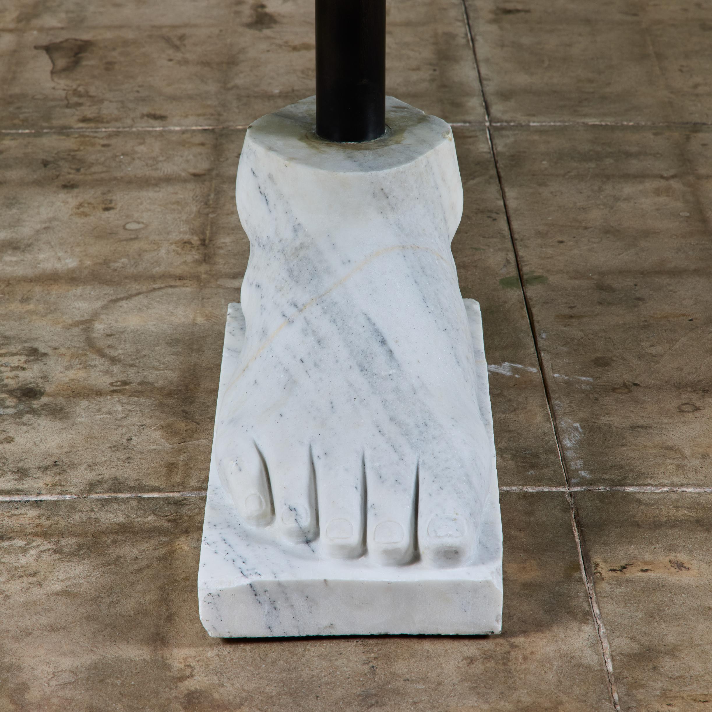Table de salle à manger postmoderne avec base à pieds en marbre en vente 10