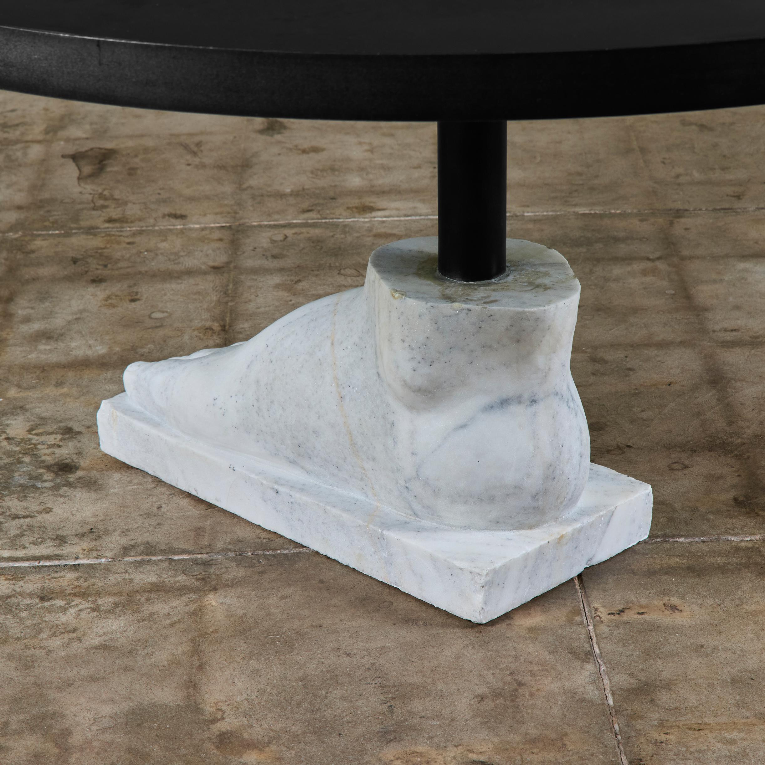 Table de salle à manger postmoderne avec base à pieds en marbre en vente 11