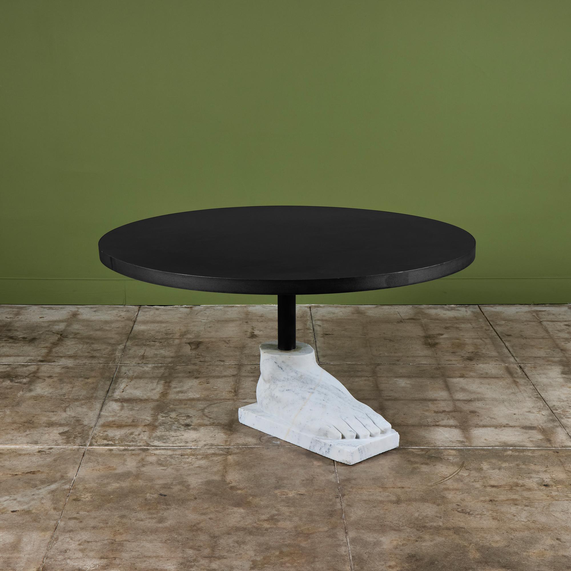 La table de salle à manger ronde postmoderne en acier noirci est dotée d'une base de pied à piédestal en marbre. Le pied sculptural est sculpté dans une seule pièce de marbre de Carrera.

Dimensions
56