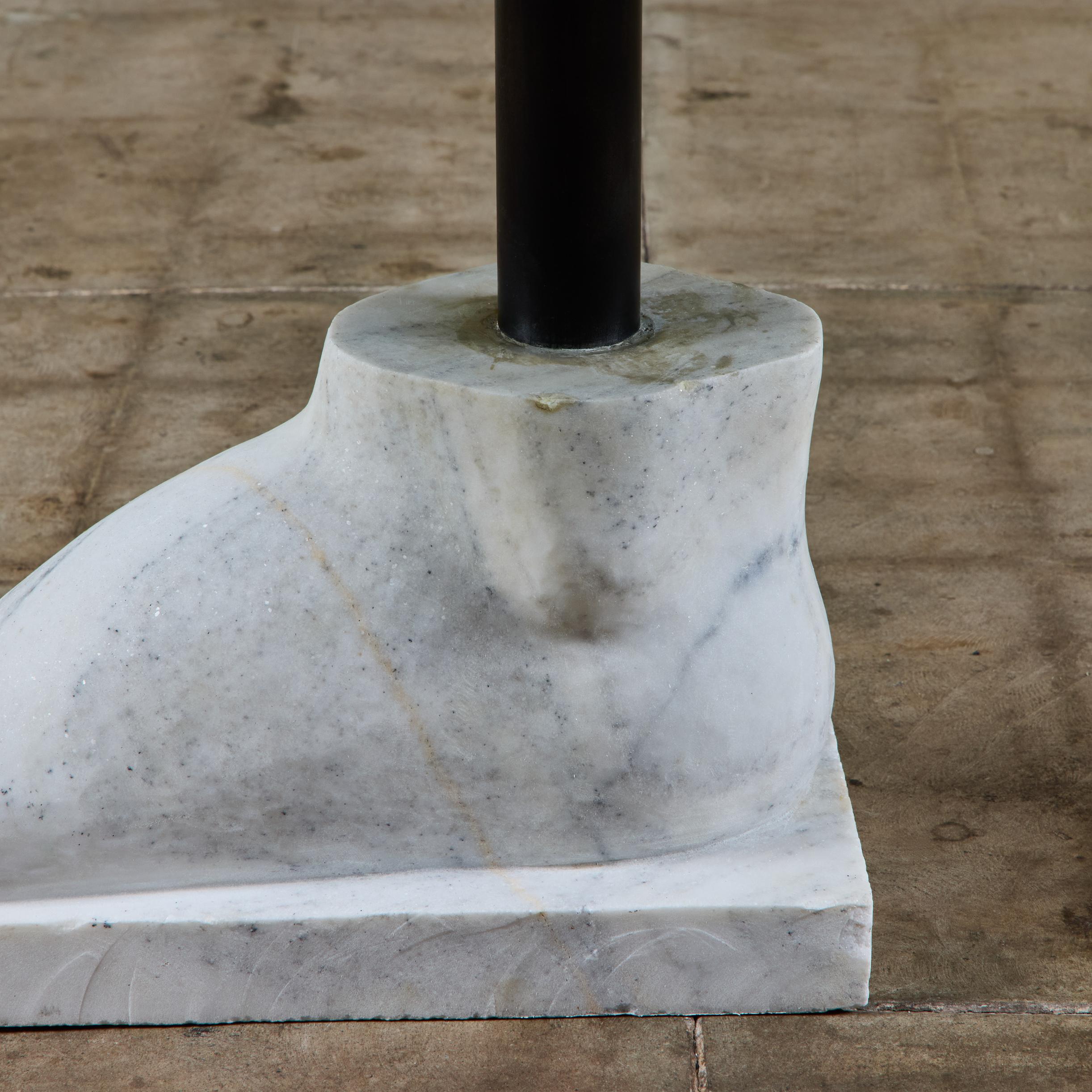 Table de salle à manger postmoderne avec base à pieds en marbre en vente 12