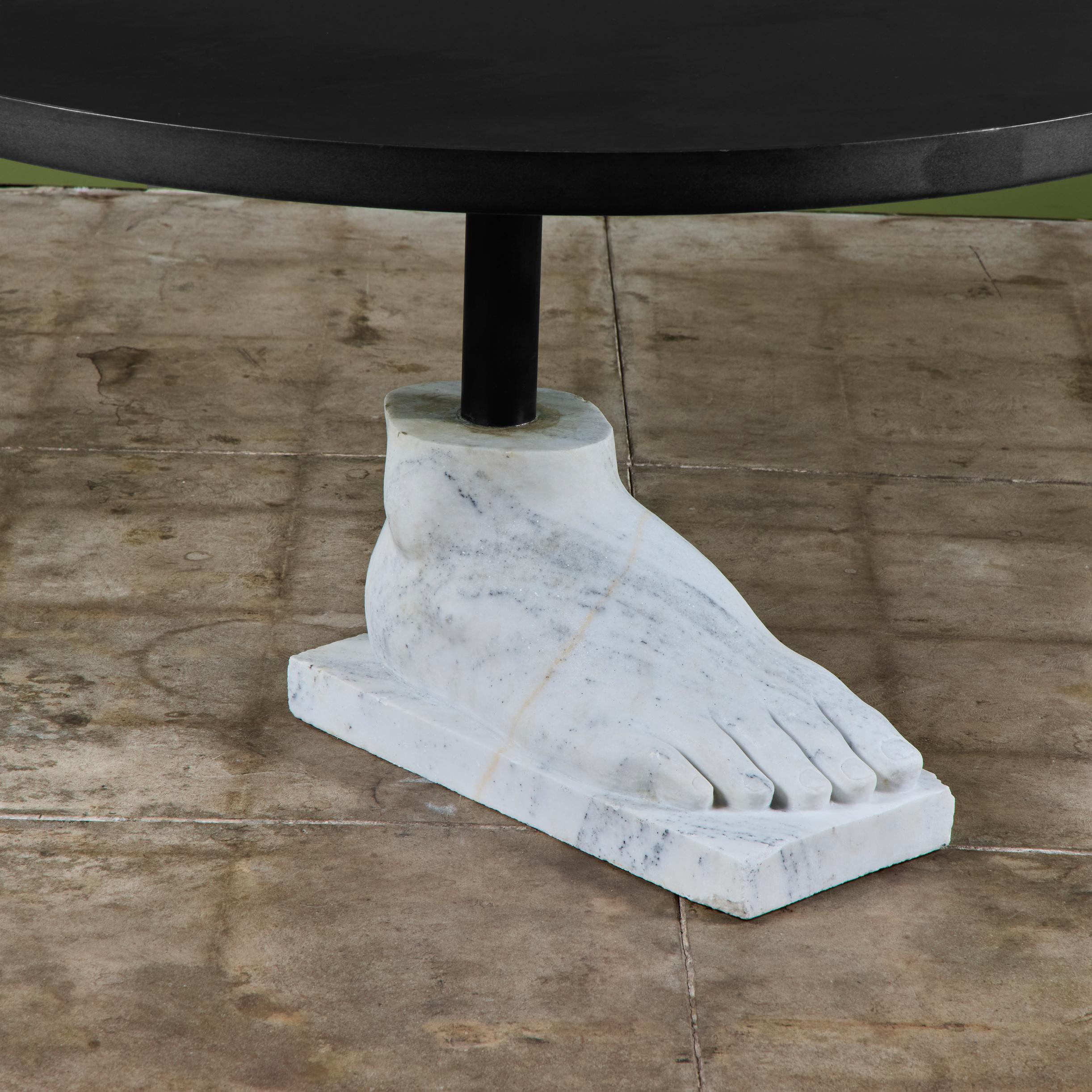 Postmoderne Table de salle à manger postmoderne avec base à pieds en marbre en vente