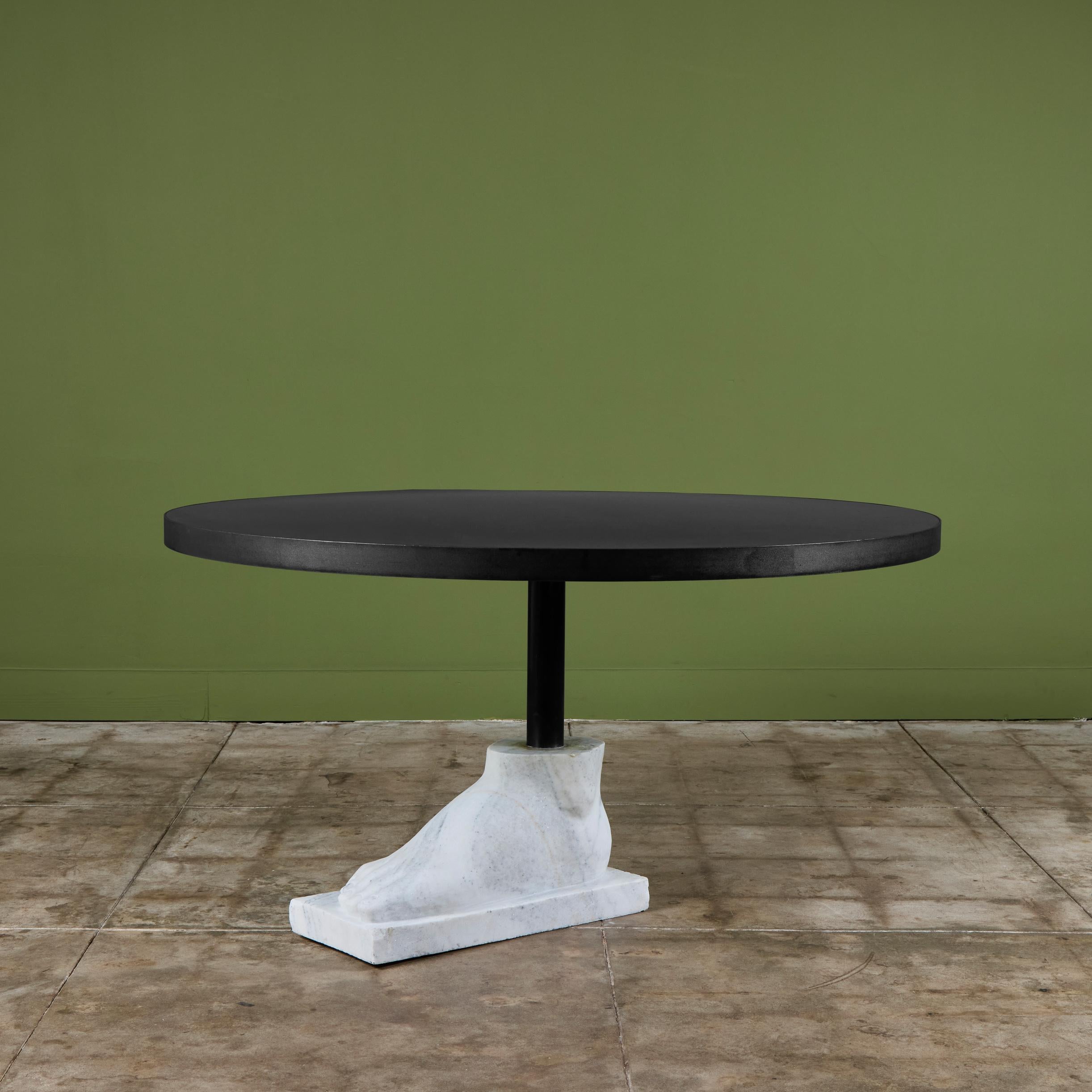 Américain Table de salle à manger postmoderne avec base à pieds en marbre en vente