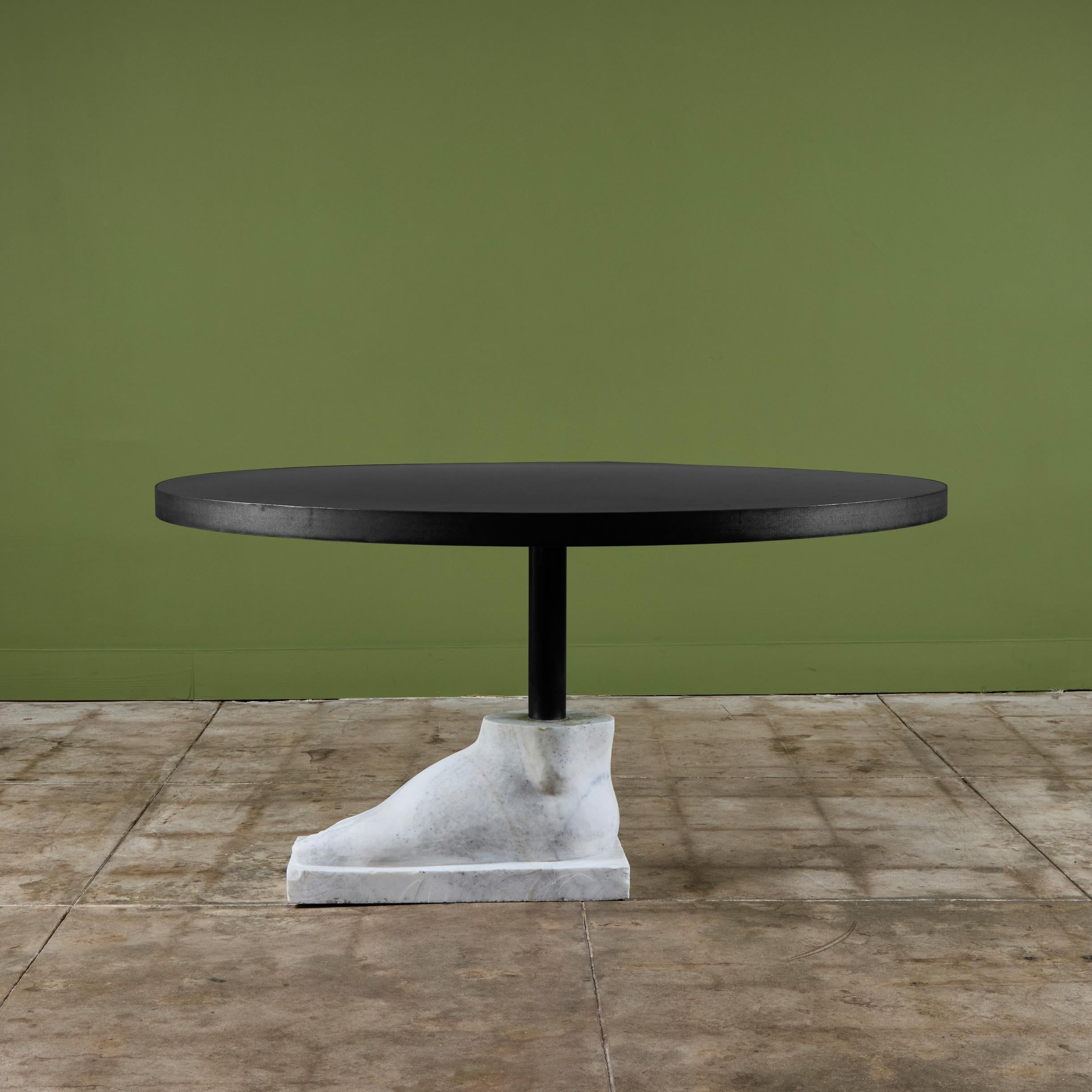Sculpté à la main Table de salle à manger postmoderne avec base à pieds en marbre en vente