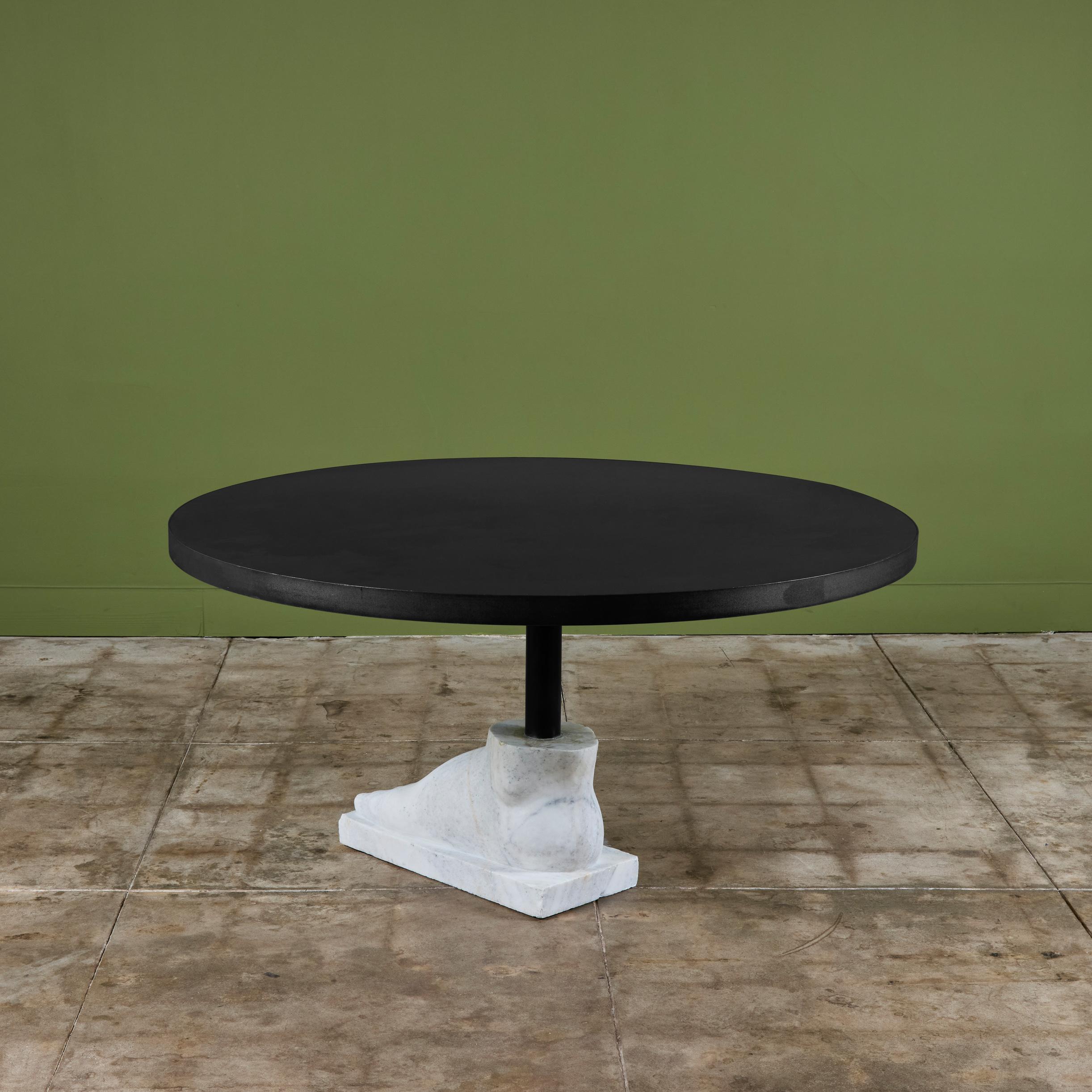 Table de salle à manger postmoderne avec base à pieds en marbre Bon état - En vente à Los Angeles, CA