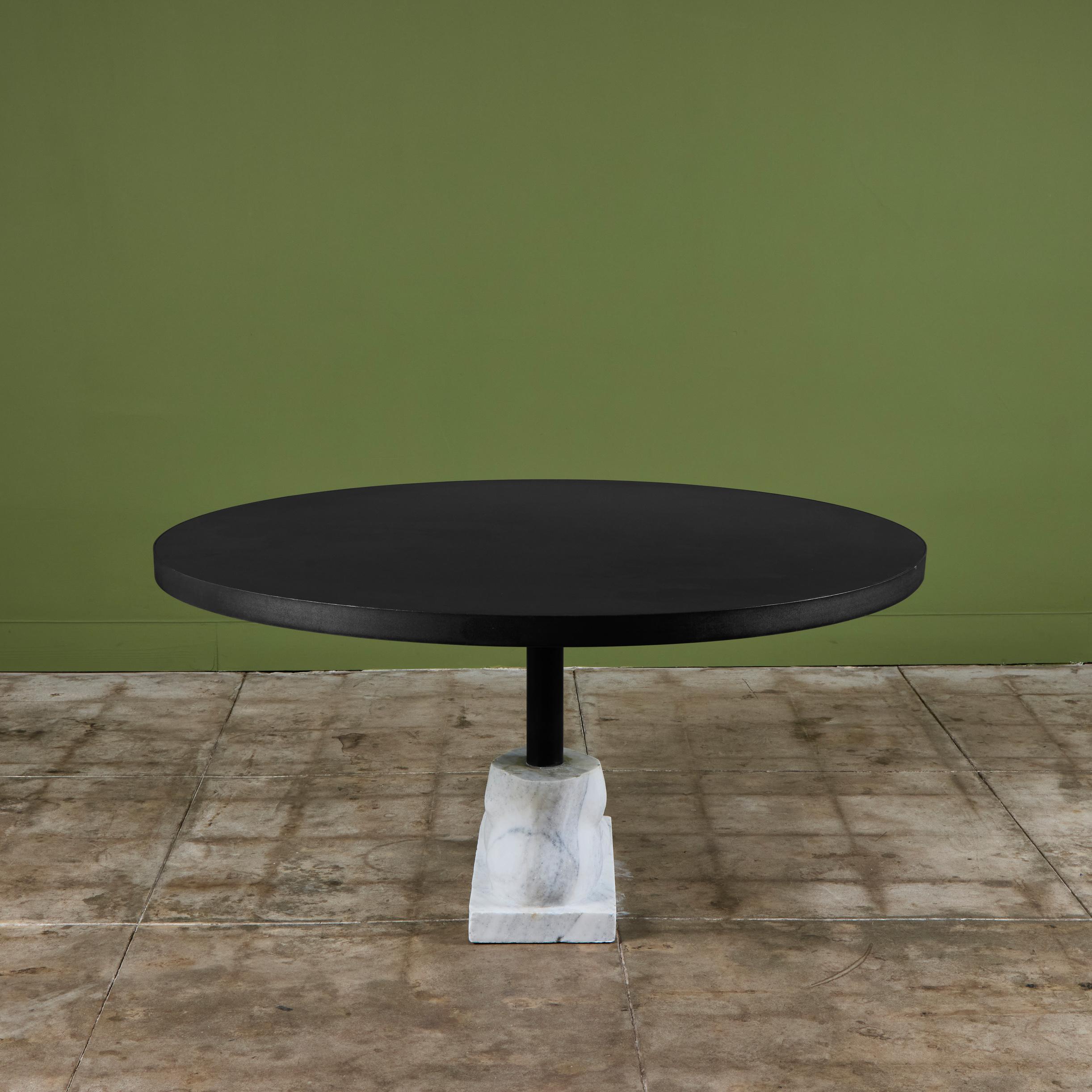 20ième siècle Table de salle à manger postmoderne avec base à pieds en marbre en vente