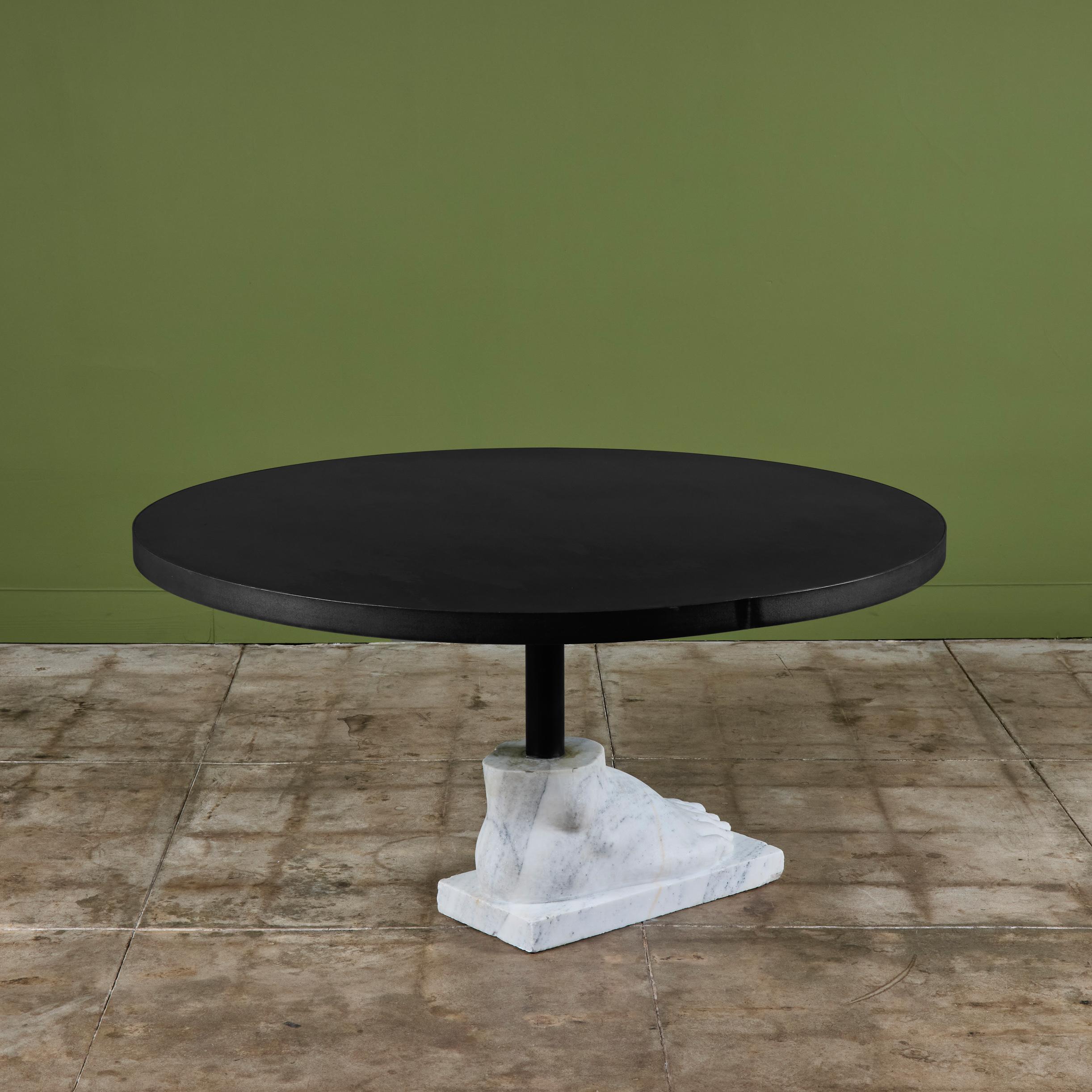Marbre de Carrare Table de salle à manger postmoderne avec base à pieds en marbre en vente