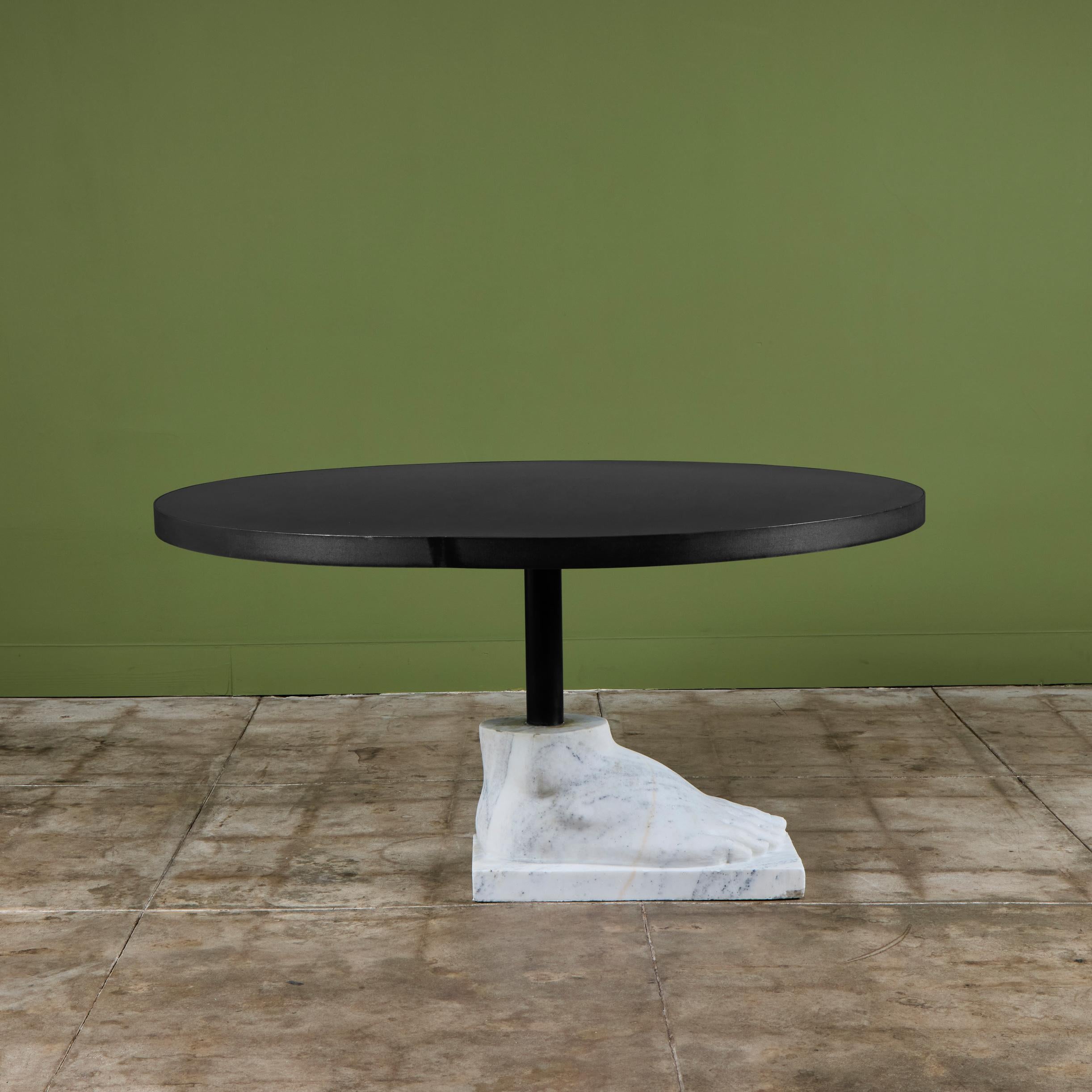 Table de salle à manger postmoderne avec base à pieds en marbre en vente 1