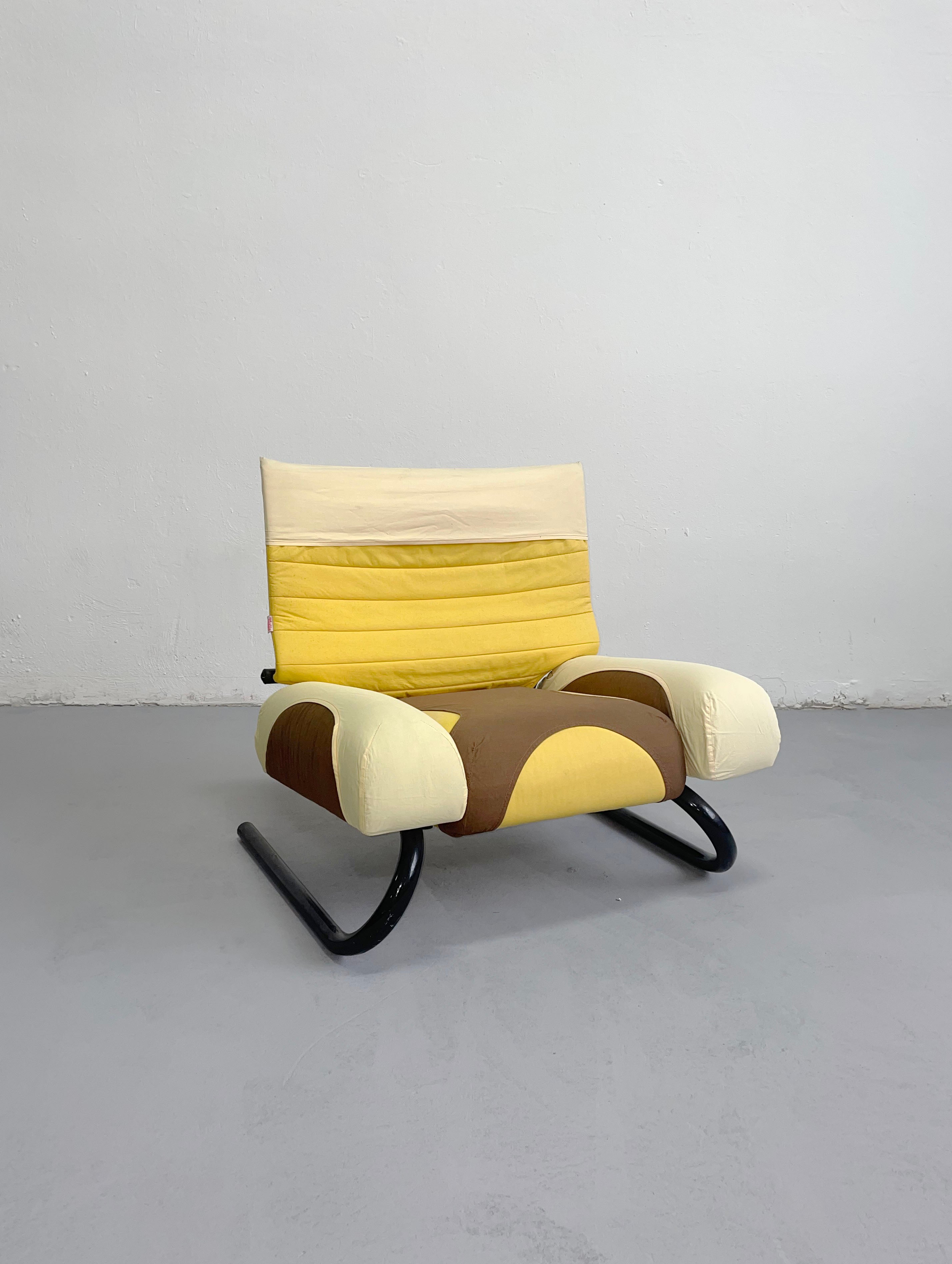 The very rare lounge chair 'Peter Pan' was designed by the influential Italian architect and designer Michele de Lucchi in 1982 for Thalia & Co.

The chair is a nice example of radical postmodern Italian design by Michele de Lucchi who was a member
