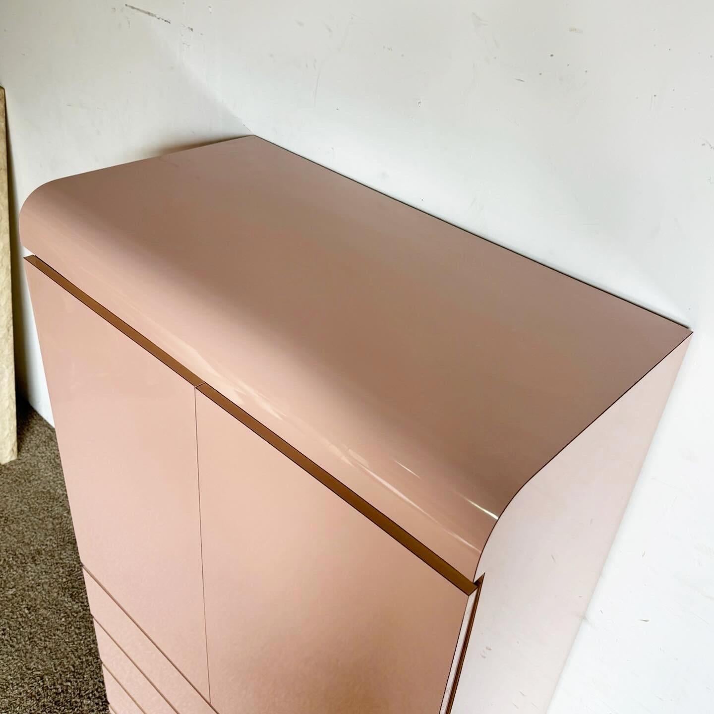 Der pinkfarbene Lacklaminat-Wasserfallschrank mit goldenen Akzenten steht für einen kühnen, postmodernen Stil. Dieses auffällige Möbelstück bietet reichlich Stauraum und ein elegantes Design, das perfekt ist, um Ihrem Raum einen Hauch von Farbe und
