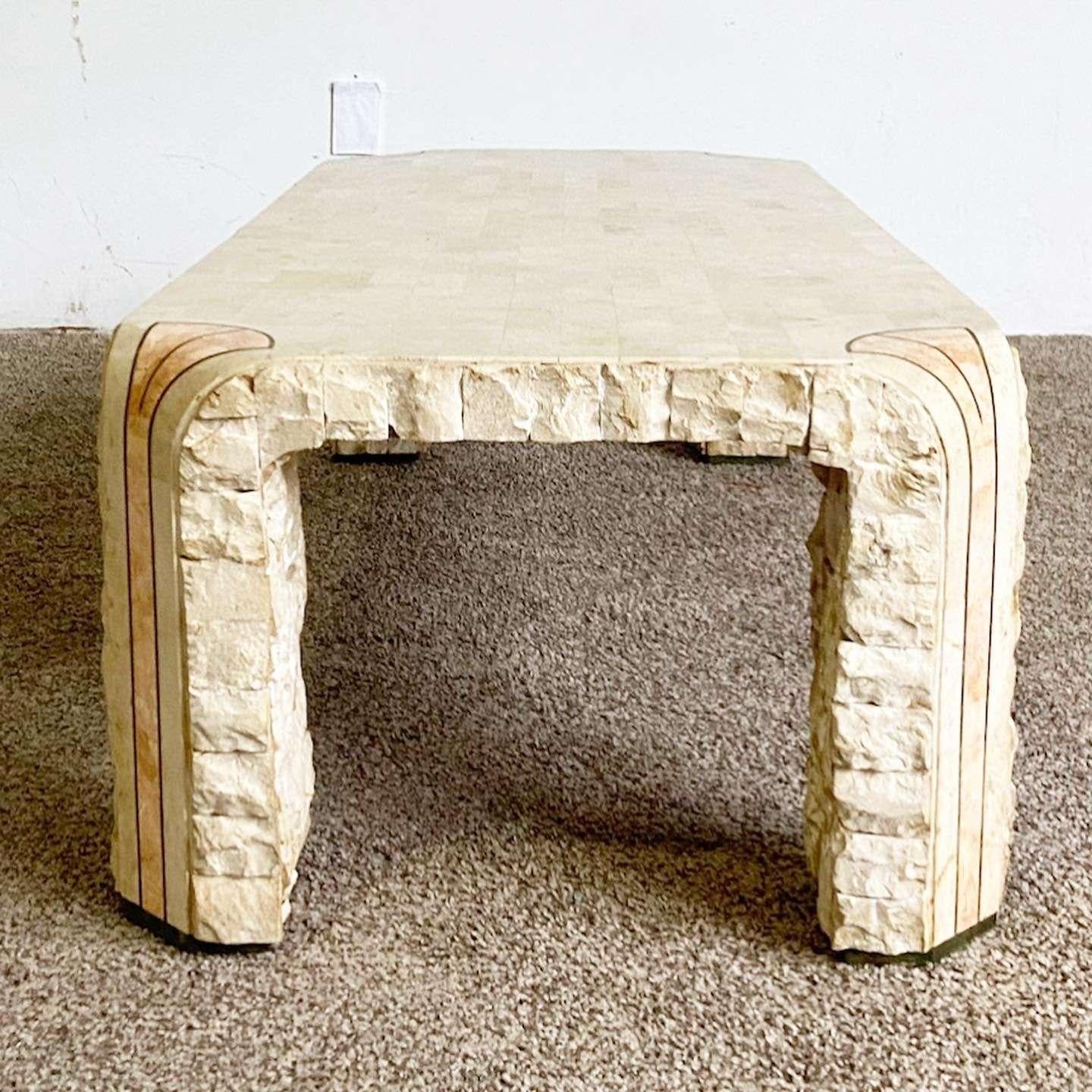 Postmoderne Table basse postmoderne en pierre tessellée rose et beige en vente