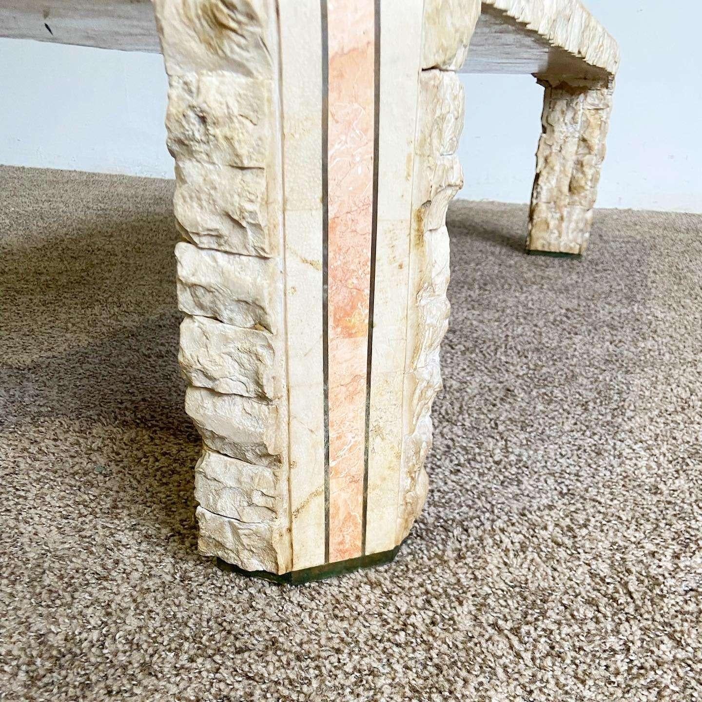 Table basse postmoderne en pierre tessellée rose et beige en vente 1