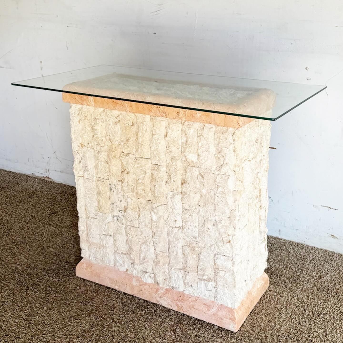 Der Postmodern Pink and Beige Tessellated Stone Console Table ist eine perfekte Mischung aus Kunst und Funktionalität. Der mosaikartige Steinsockel in Rosa und Beige sorgt für ein fesselndes Muster und eine schöne Struktur. Die schlanke, rechteckige