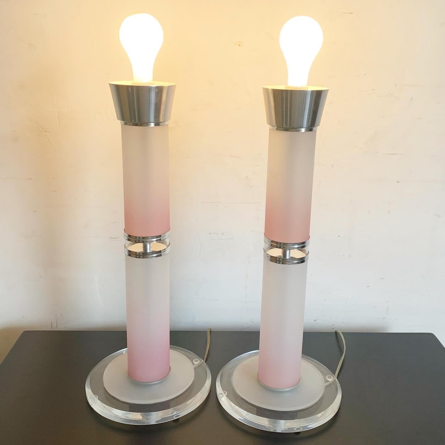 Aggiungi un tocco vivace al tuo arredamento con questa coppia di lampade da tavolo postmoderne in lucite rosa e cromo. Queste lampade mescolano audaci tonalità rosa con accenti cromati su basi in lucite, offrendo un look moderno e sofisticato.