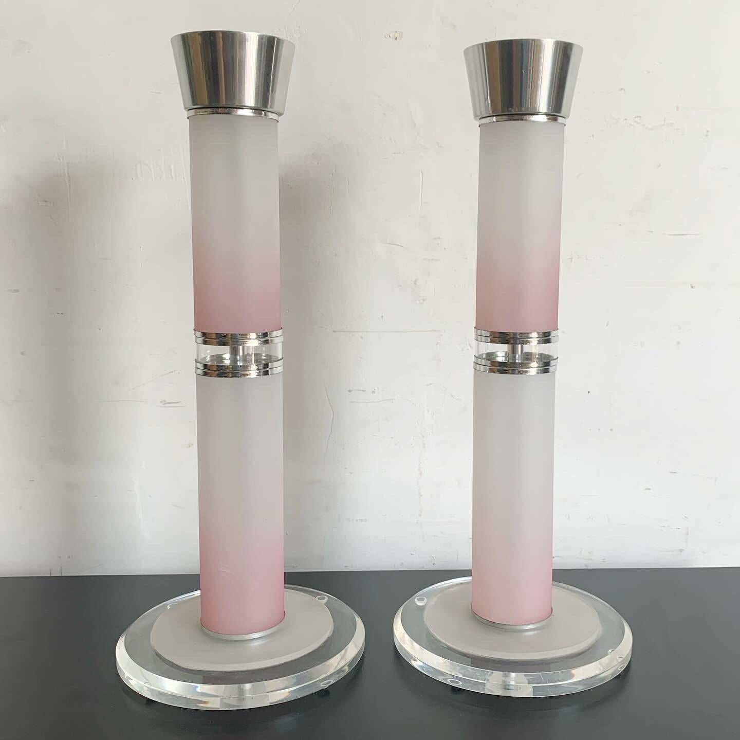 Americano Lampade da tavolo postmoderne in lucite rosa e cromo - una coppia in vendita