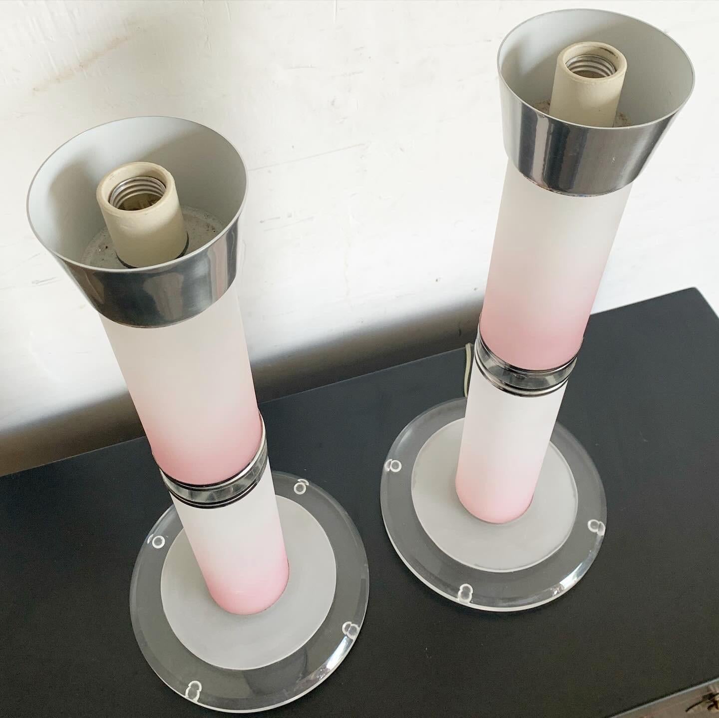 Fine XX secolo Lampade da tavolo postmoderne in lucite rosa e cromo - una coppia in vendita
