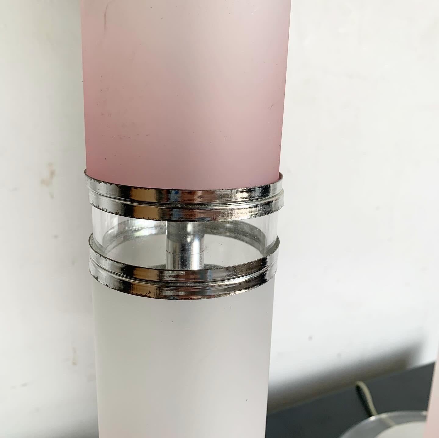 Lucite Lampade da tavolo postmoderne in lucite rosa e cromo - una coppia in vendita