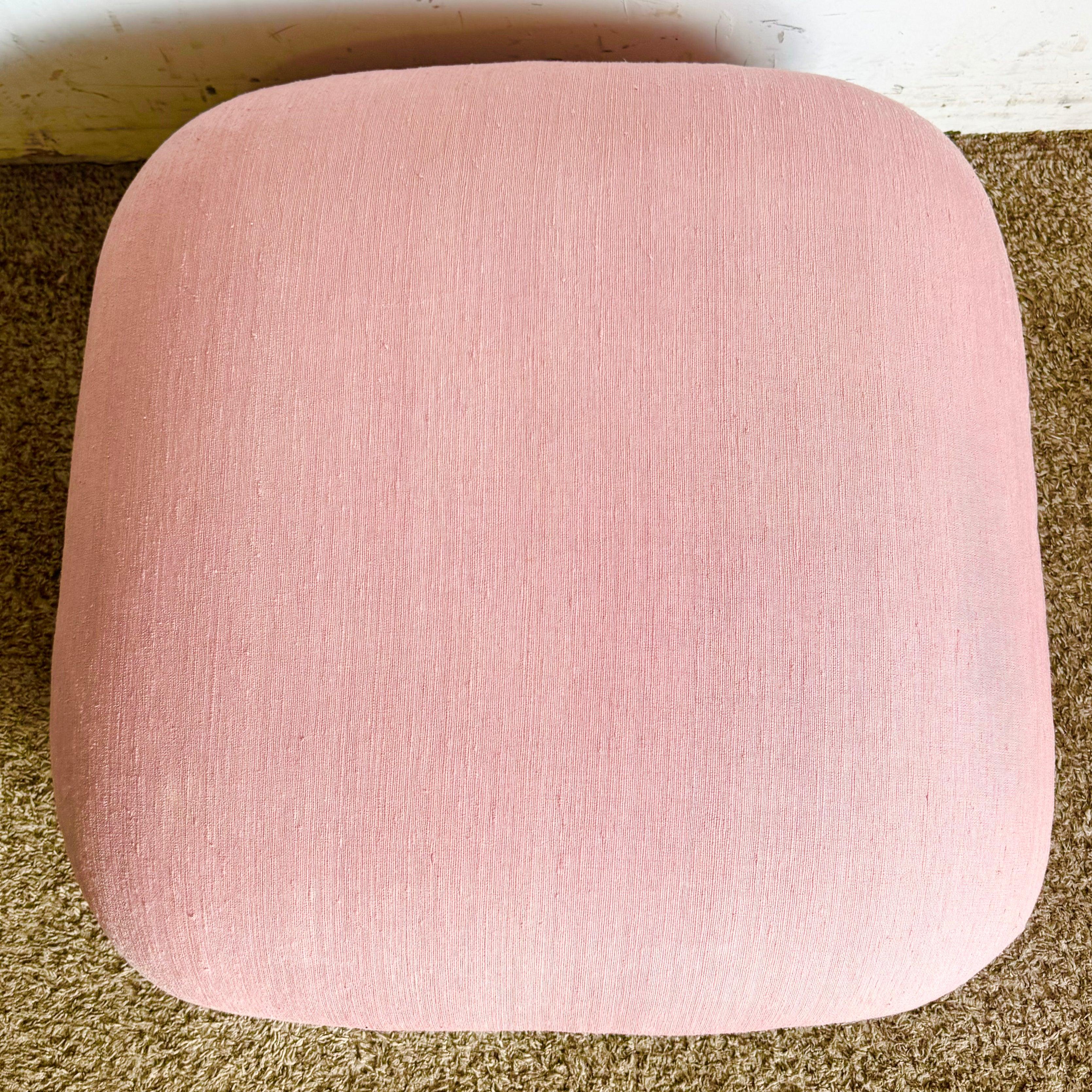 Puf otomano posmoderno rosa y cromado con cojín de felpa y base elegante, perfecto para añadir un toque de color y estilo a los interiores modernos.
 
 Vendemos todos los artículos en el estado en que los adquirimos, sin restaurarlos ni repararlos.