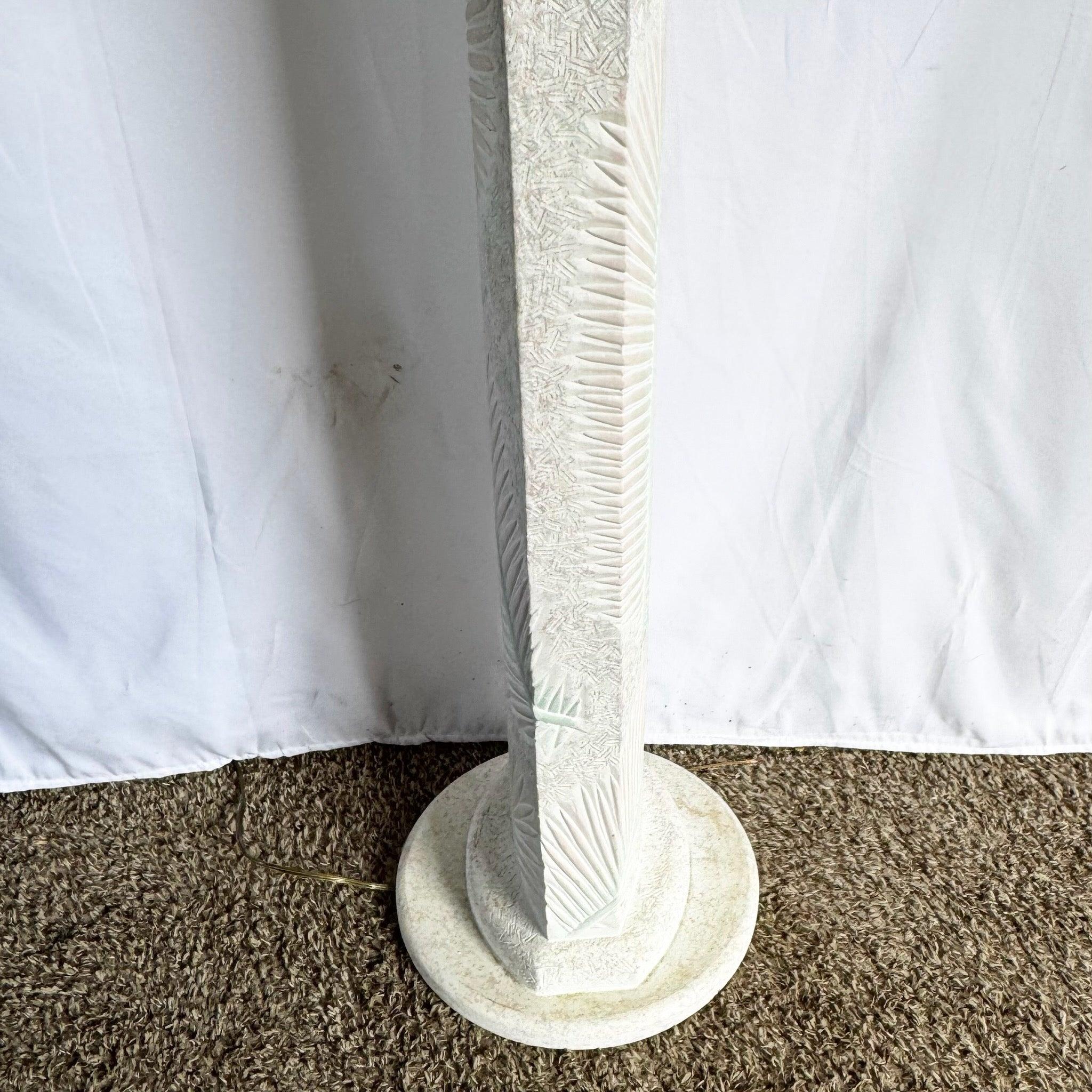 Lampadaire postmoderne en plâtre sculpté rose et vert sur fond blanc de palmiers Bon état - En vente à Delray Beach, FL