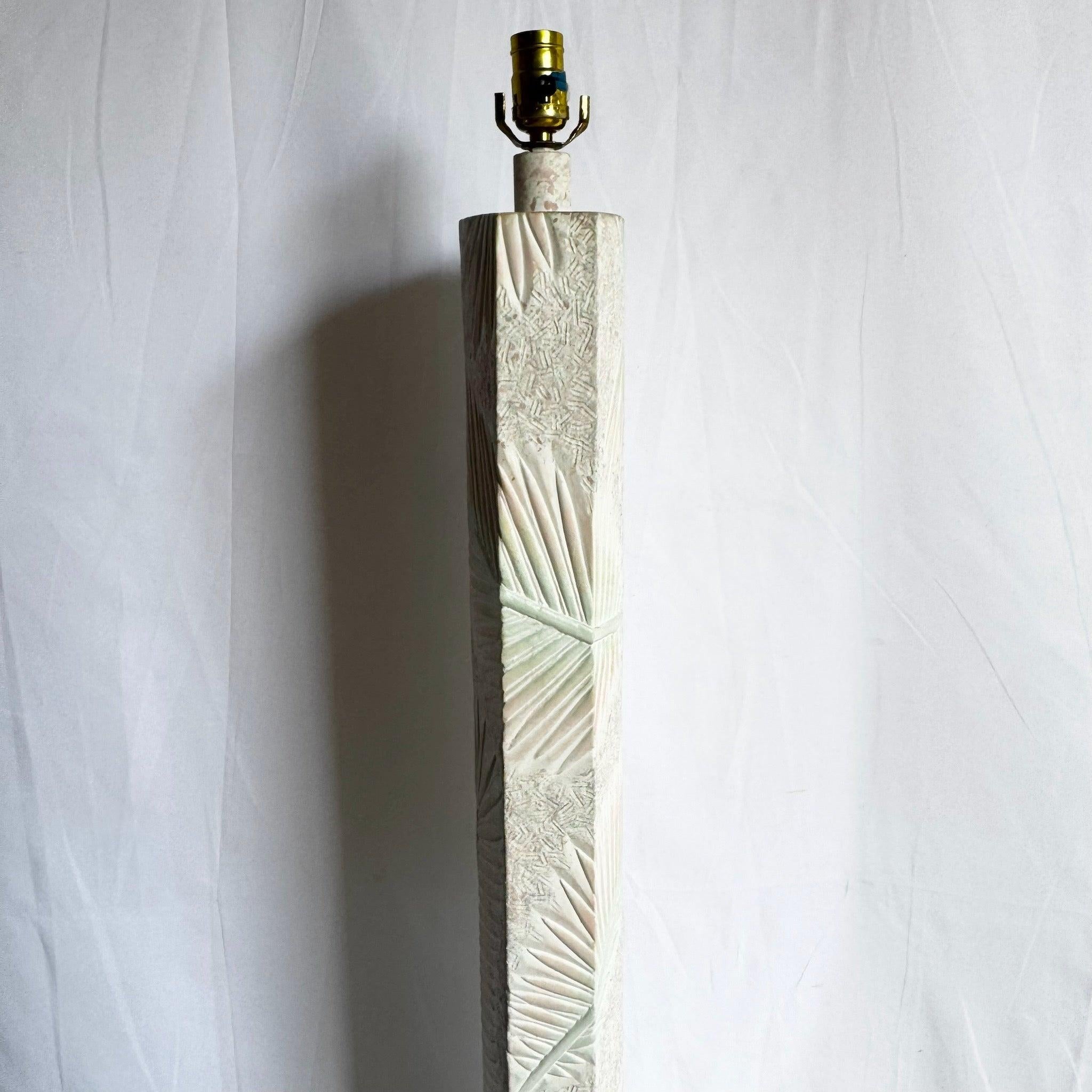 Plâtre Lampadaire postmoderne en plâtre sculpté rose et vert sur fond blanc de palmiers en vente