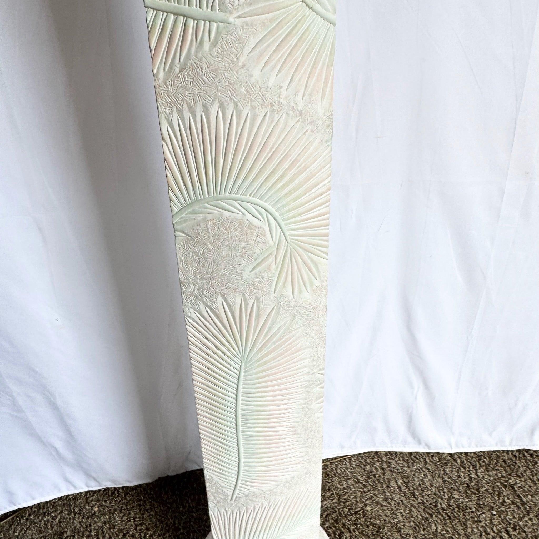 Lampadaire postmoderne en plâtre sculpté rose et vert sur fond blanc de palmiers en vente 2