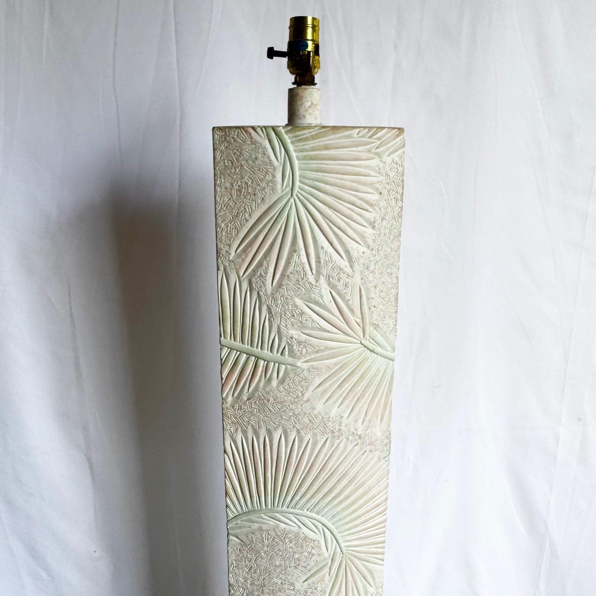 Lampadaire postmoderne en plâtre sculpté rose et vert sur fond blanc de palmiers en vente 3