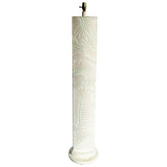 Lampadaire postmoderne en plâtre sculpté rose et vert sur fond blanc de palmiers