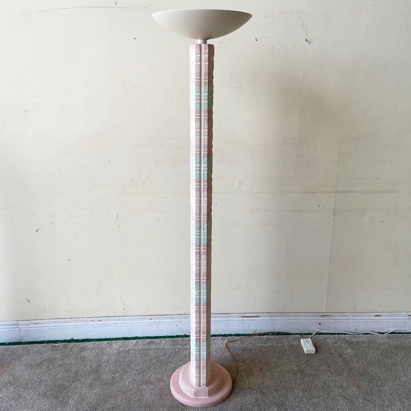 Postmoderne Stehlampe aus rosa und grünem Gips mit Totem Pole (amerikanisch) im Angebot