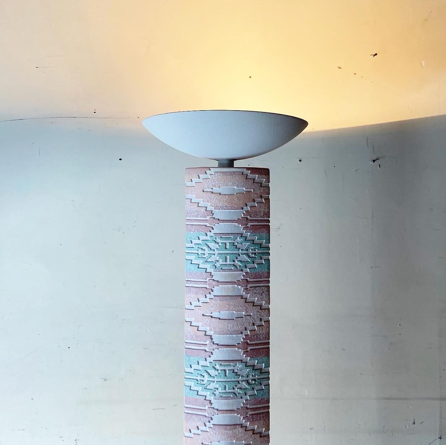Postmoderne Stehlampe aus rosa und grünem Gips mit Totem Pole (Keramik) im Angebot