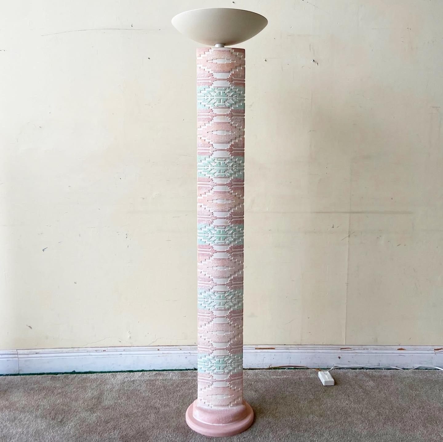 Lampadaire à poteau totem postmoderne en plâtre rose et vert en vente 1