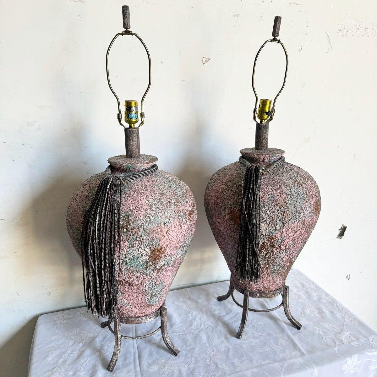 Este par de lámparas de sobremesa postmodernas de cuerda presenta un atrevido diseño con tonos rosas, azules y marrones entrelazados. Perfectas para añadir un toque artístico único a tu espacio, estas lámparas ofrecen funcionalidad y un estilo
