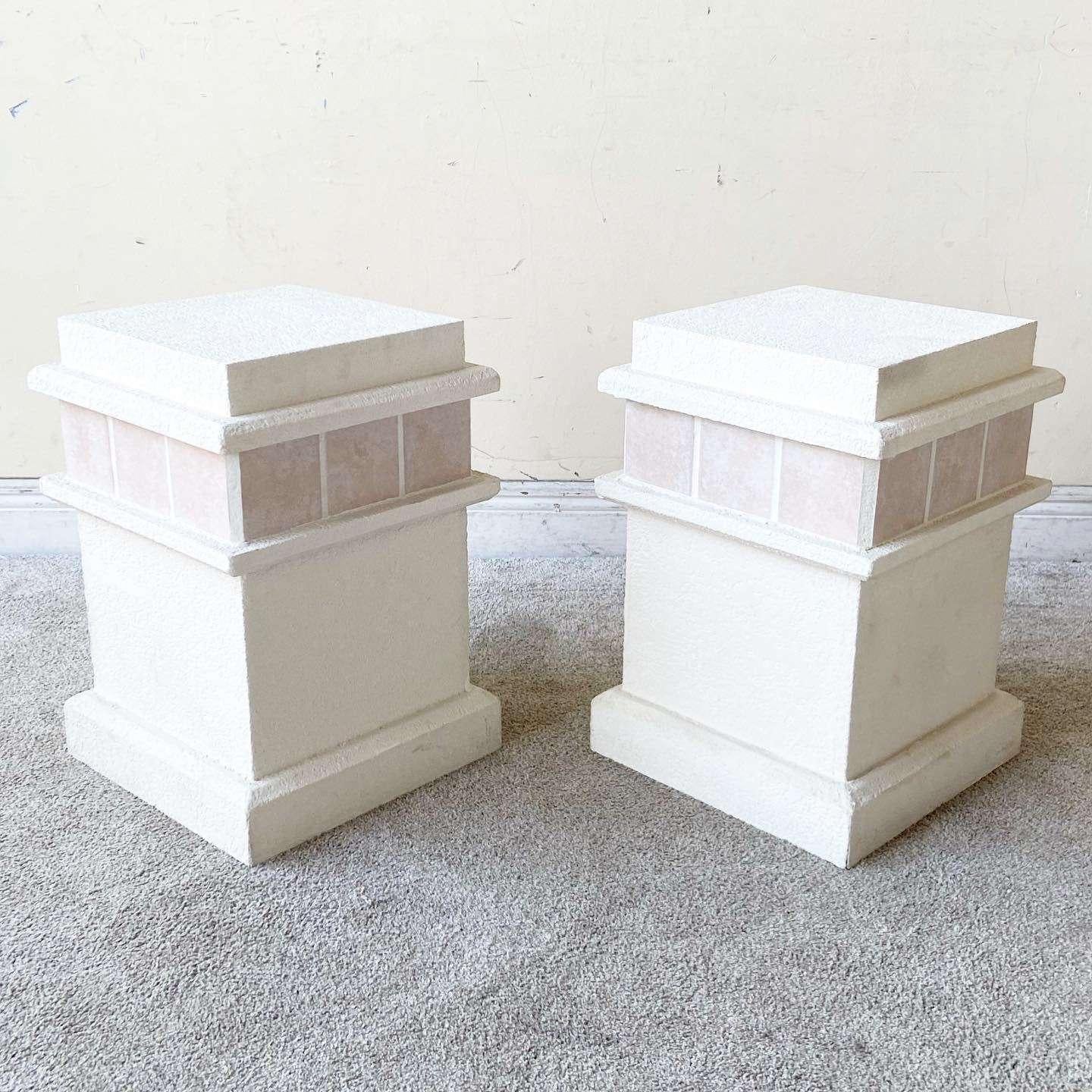 Postmoderne Table d'appoint postmoderne en céramique rose et piédestal en stuc en vente