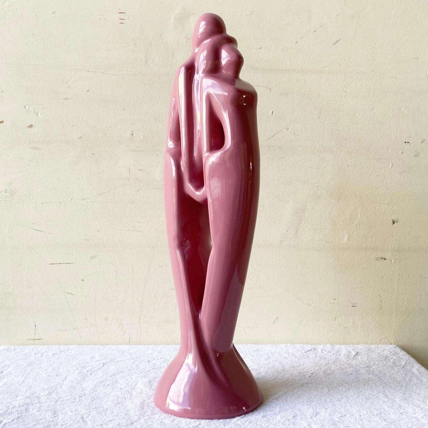 Incroyable sculpture postmoderne vintage en céramique rose dans le style de Haeger.
