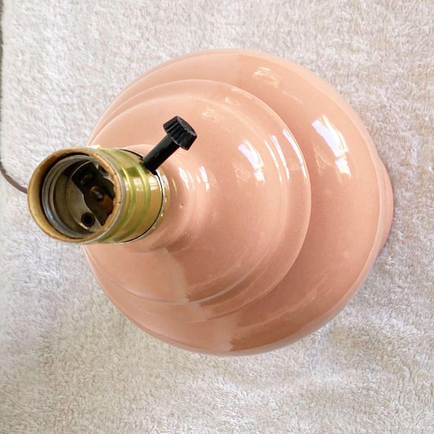 Rosa Keramik-Tischlampe der Postmoderne (amerikanisch) im Angebot