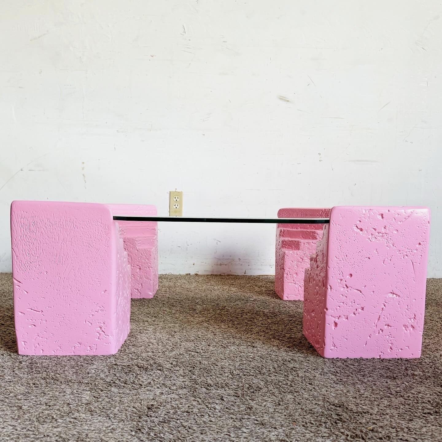 Table basse octogonale postmoderne en plâtre rose et faux corail avec plateau en verre en vente 4