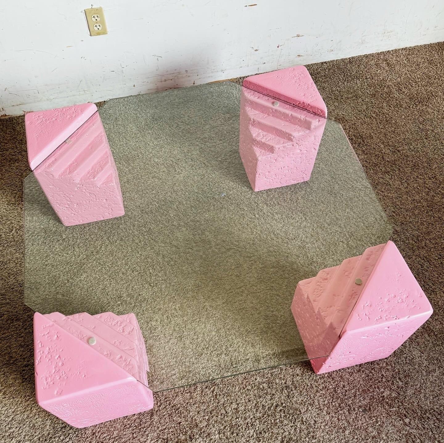 Américain Table basse octogonale postmoderne en plâtre rose et faux corail avec plateau en verre en vente