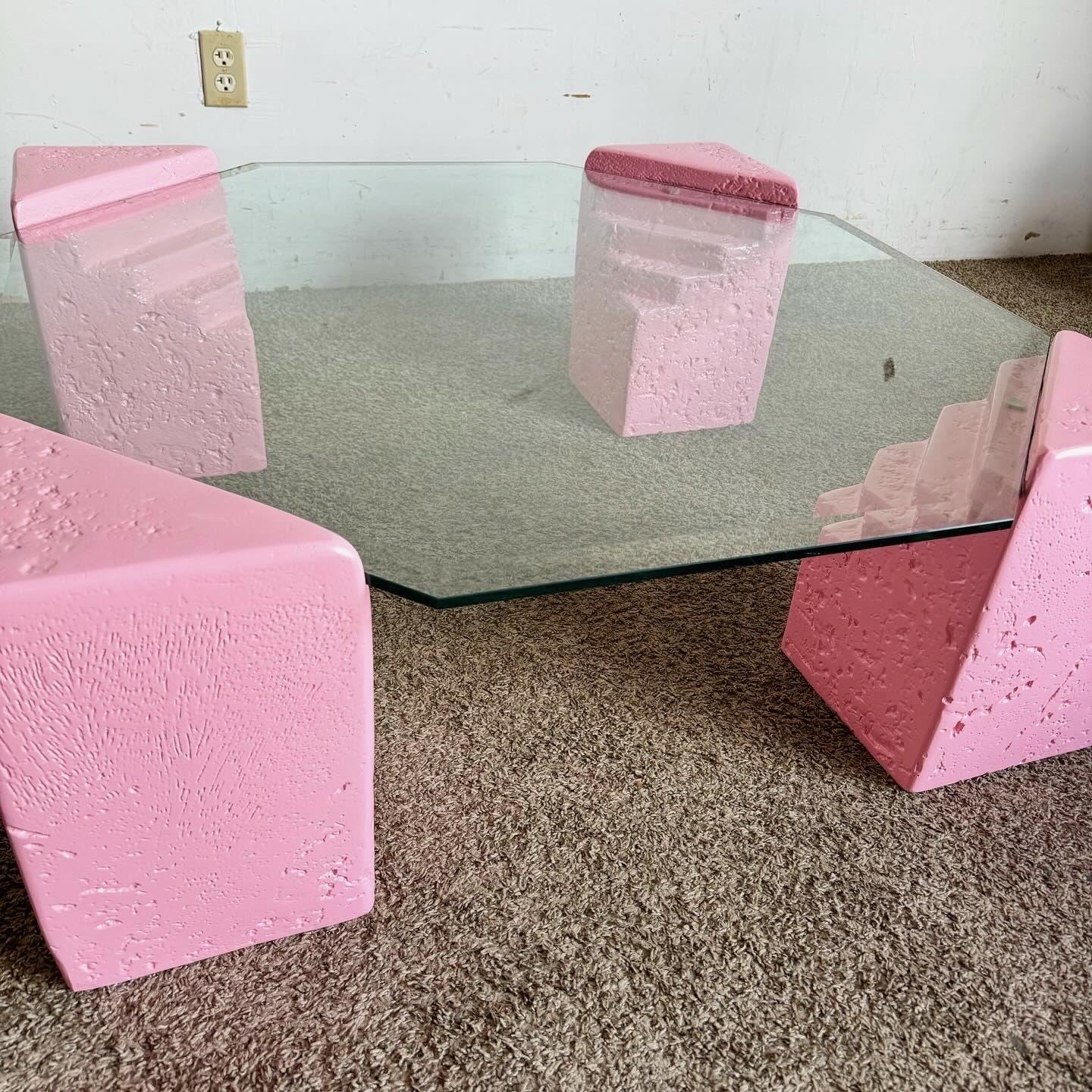 Table basse octogonale postmoderne en plâtre rose et faux corail avec plateau en verre Bon état - En vente à Delray Beach, FL