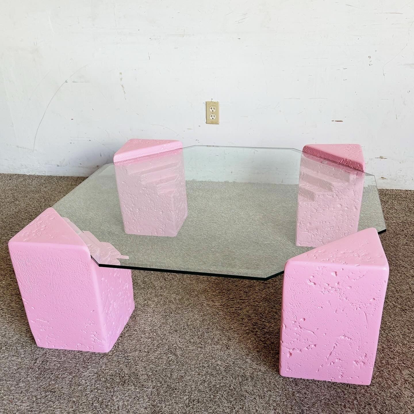 Fin du 20e siècle Table basse octogonale postmoderne en plâtre rose et faux corail avec plateau en verre en vente